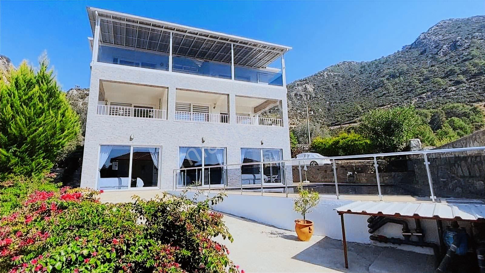 Yeşilüzümlü'de Satılık 5+1 Müstakil Havuzlu Ve Bahçeli Villa