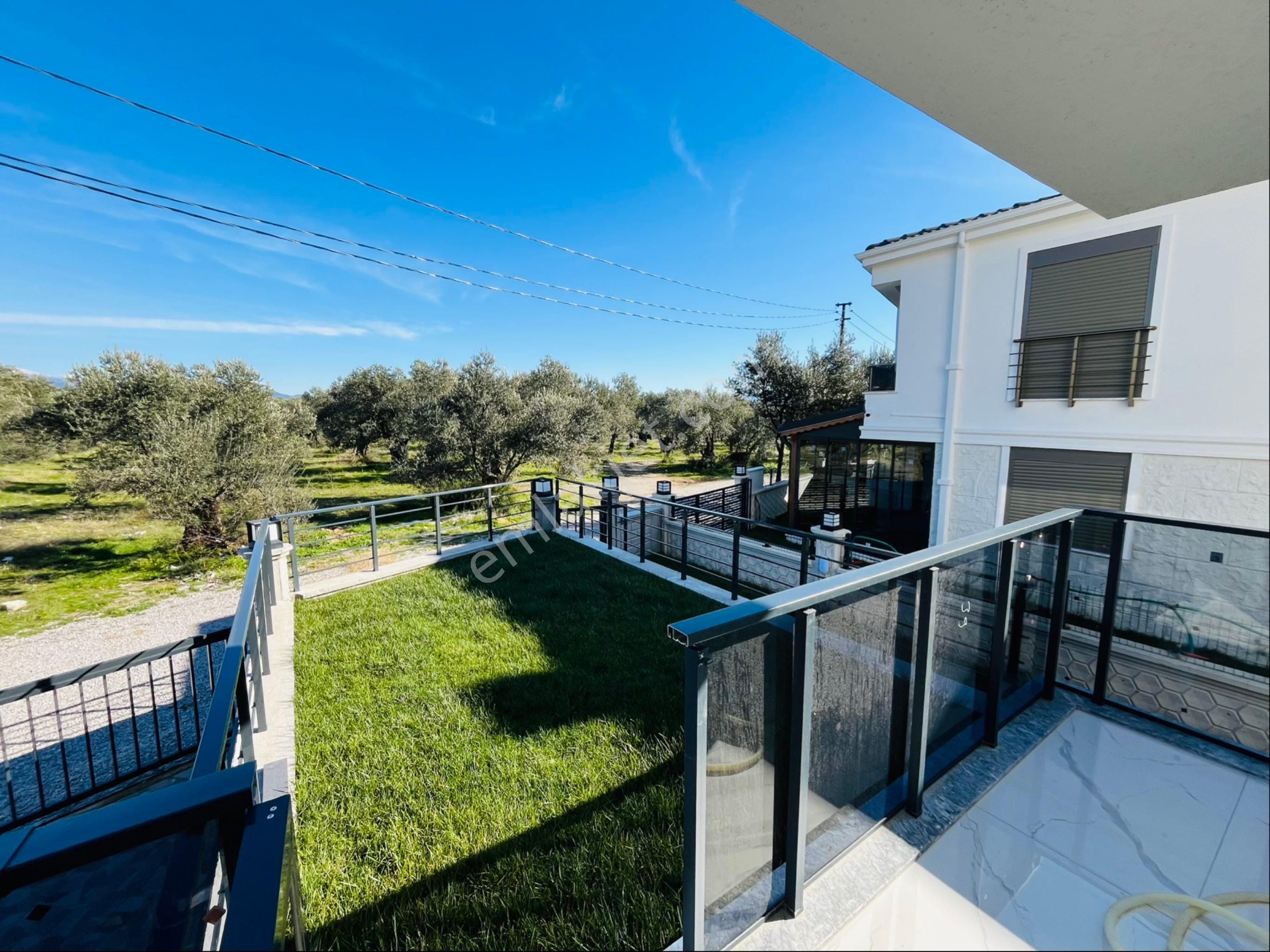 Güre Çamlıbel Sahil Kısmında Ultra Lüx 4+1 Teraslı Bahçeli Garajlı Triblex Villa - Görsel 6