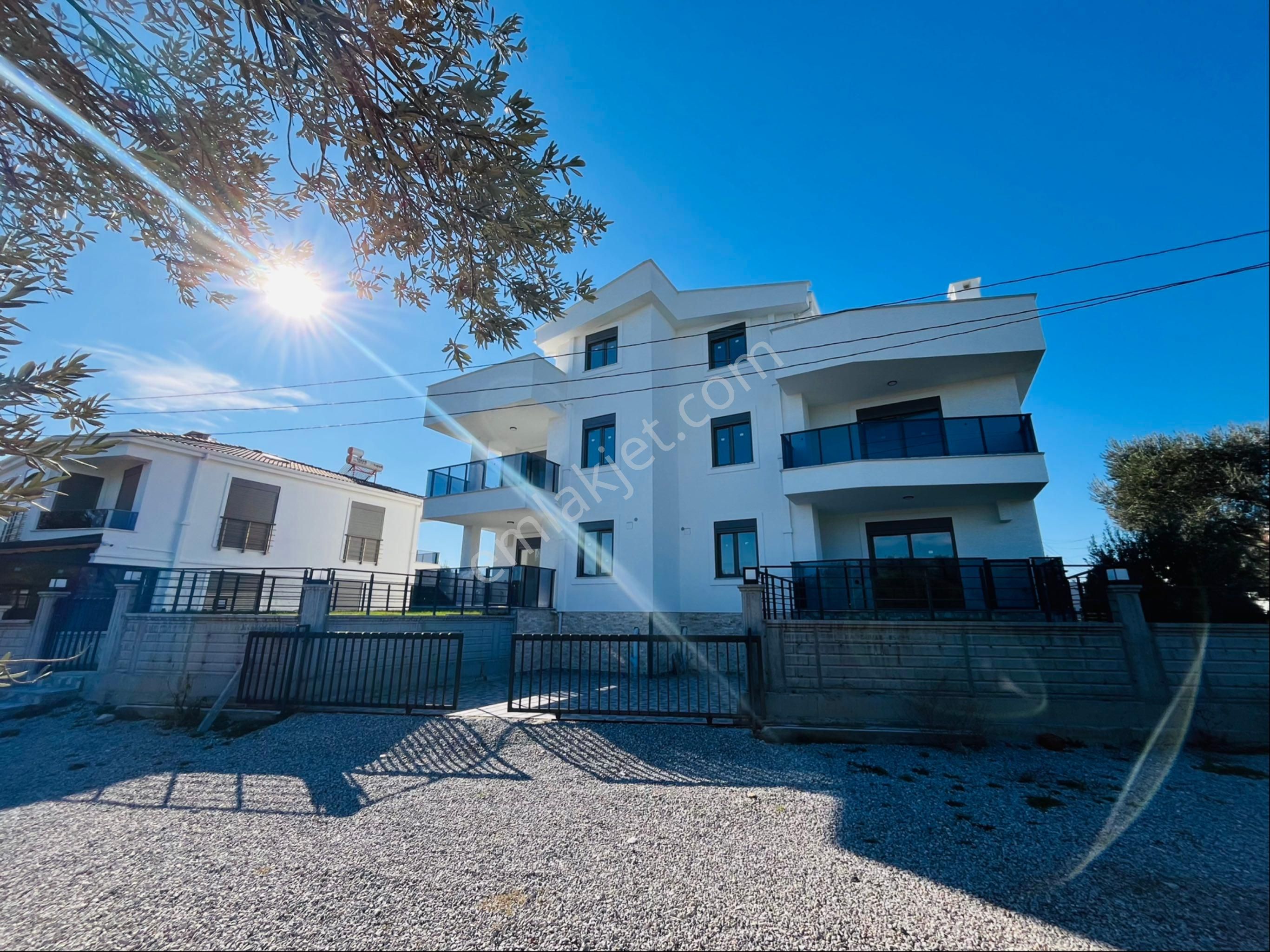 Güre Çamlıbel Sahil Kısmında Ultra Lüx 4+1 Teraslı Bahçeli Garajlı Triblex Villa