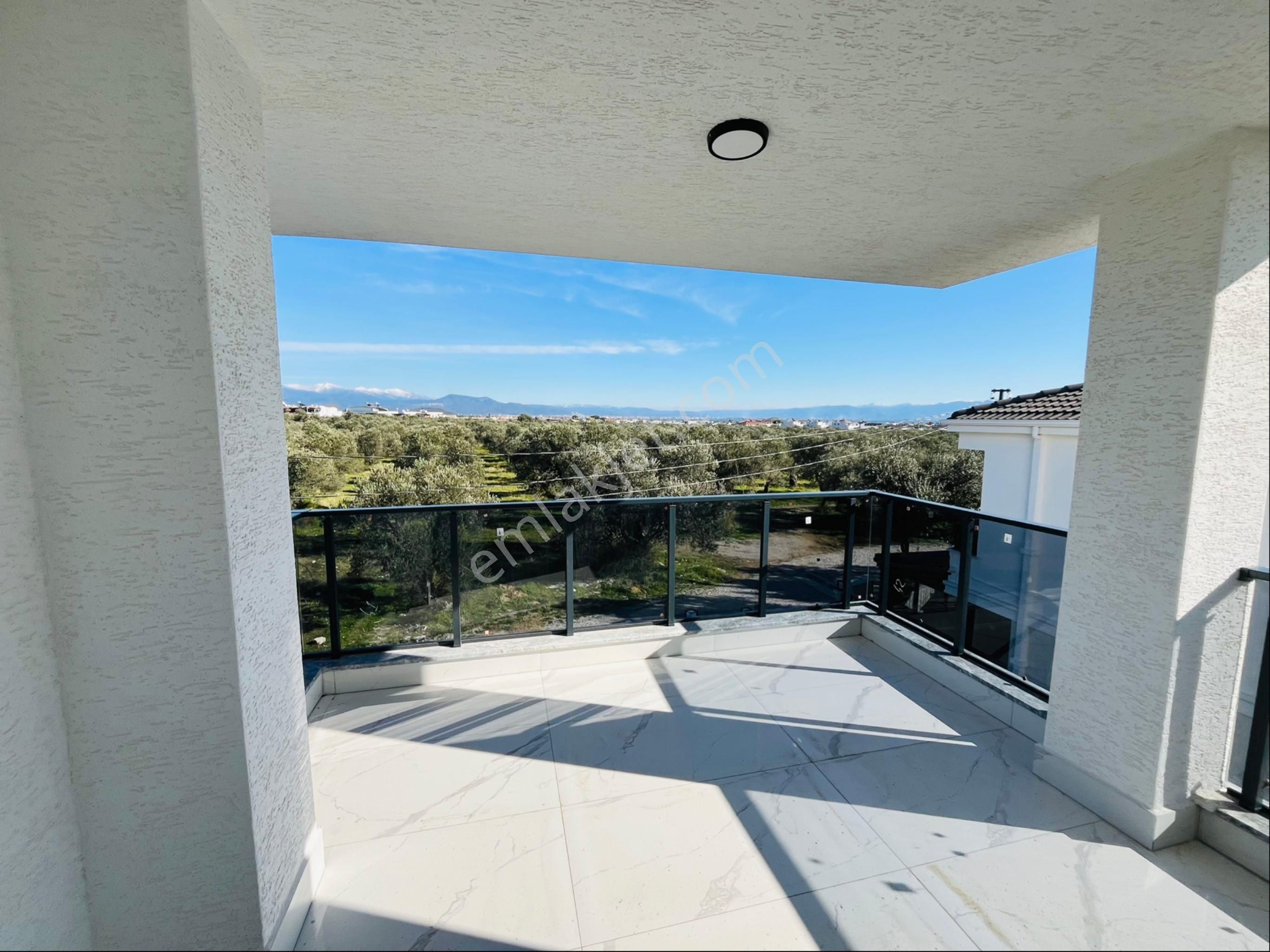 Güre Çamlıbel Sahil Kısmında Ultra Lüx 4+1 Teraslı Bahçeli Garajlı Triblex Villa - Görsel 18