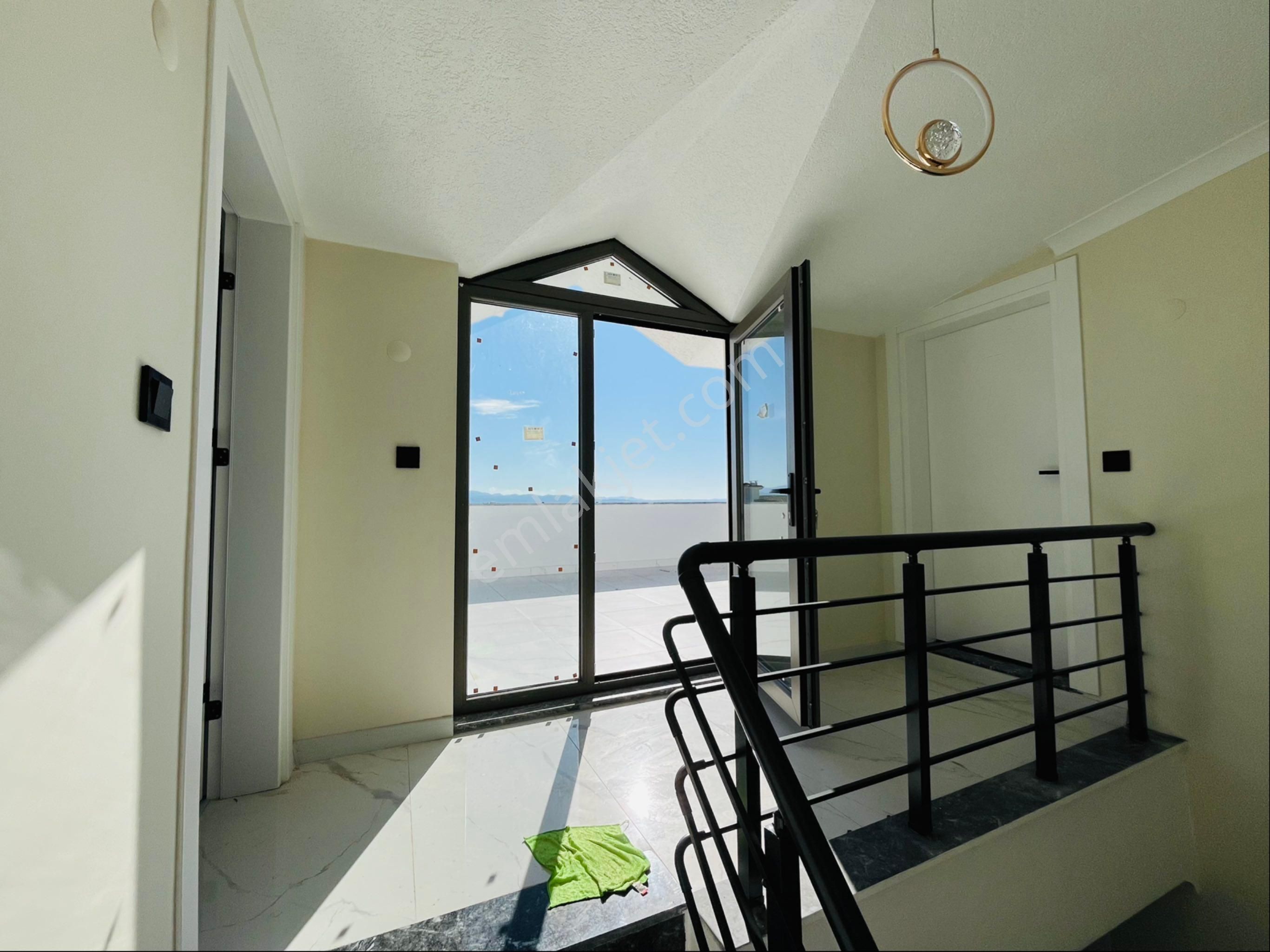 Güre Çamlıbel Sahil Kısmında Ultra Lüx 4+1 Teraslı Bahçeli Garajlı Triblex Villa - Görsel 25