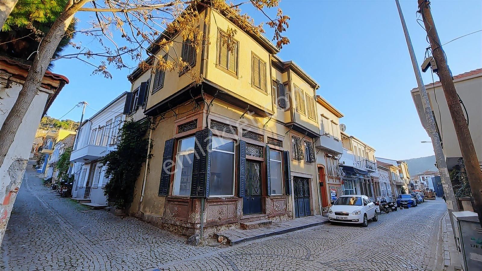 13 Nisan'da Dükkanlı Ve Deniz Manzaralı Teraslı Köşebaşı Rum Evi