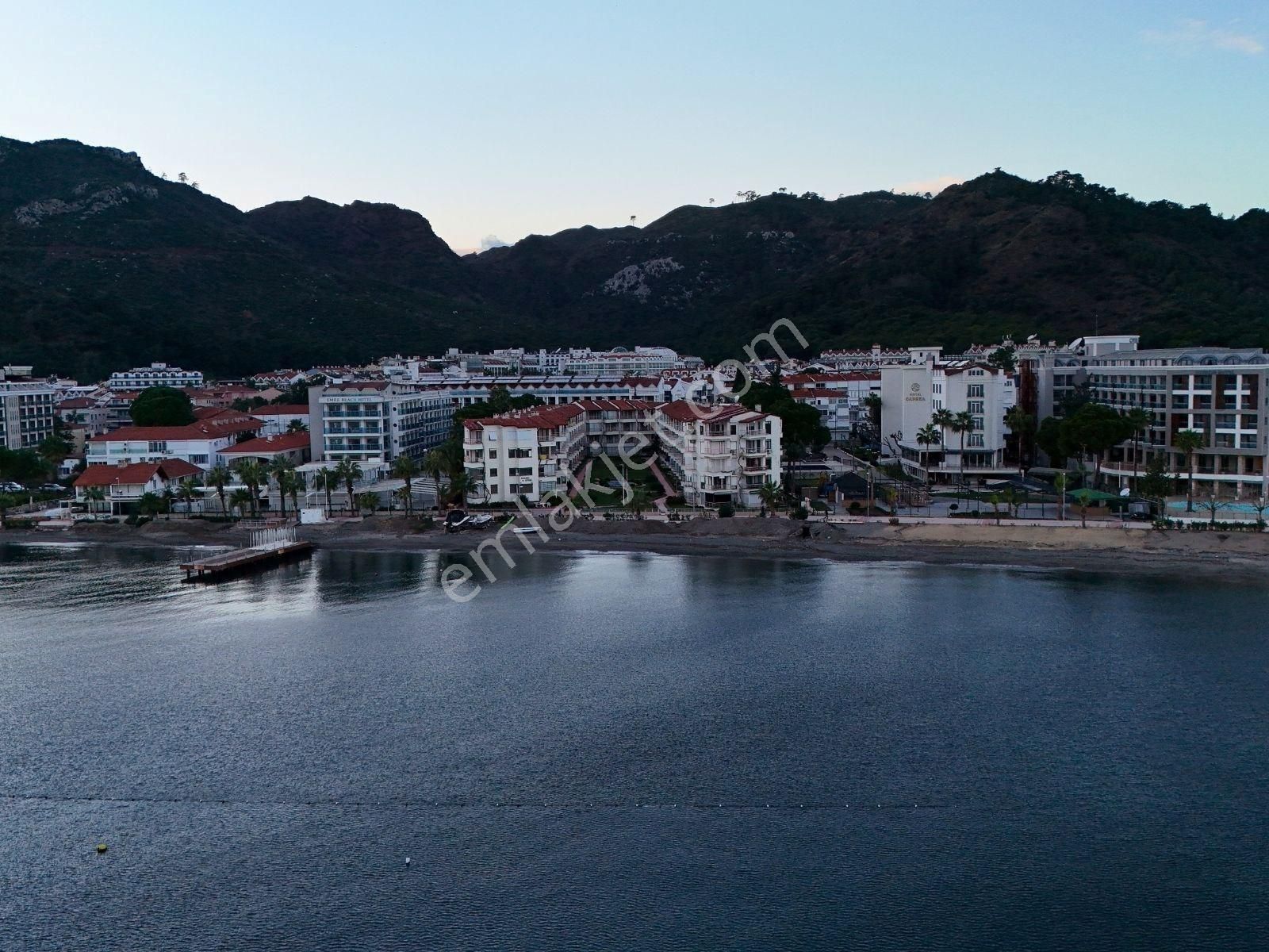 Marmaris Sitelerde Denize Sıfır, Özel Plajlı 1+1 Daire