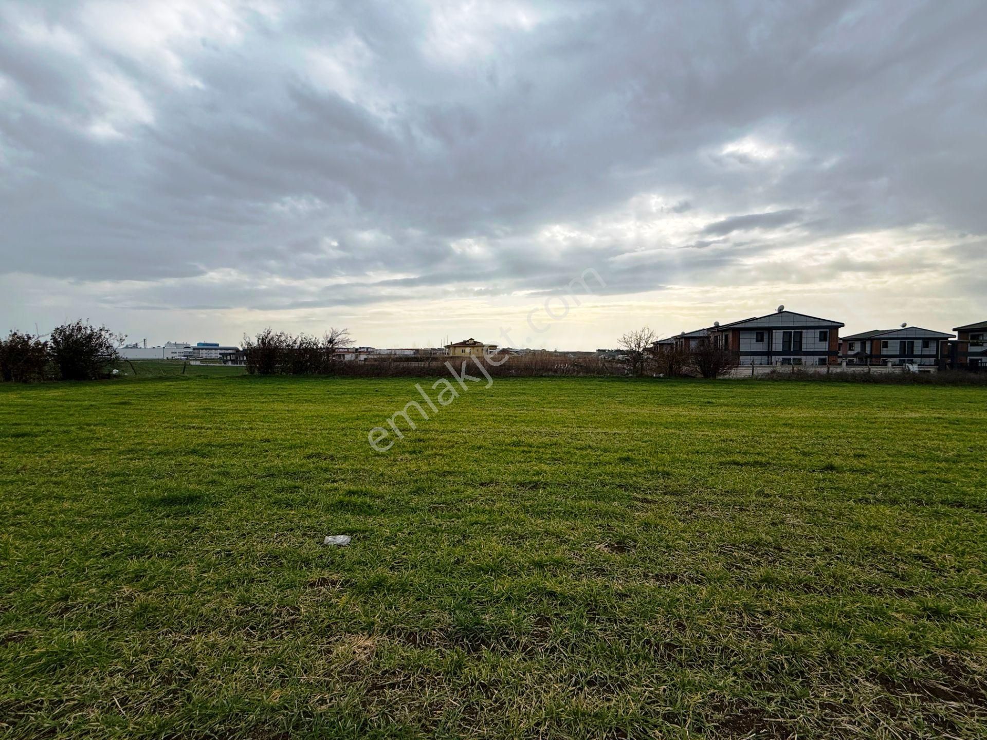Kavaklı Villalar Bölgesi'nde 3042m2 İnşaata Uygun Satılık Arsa