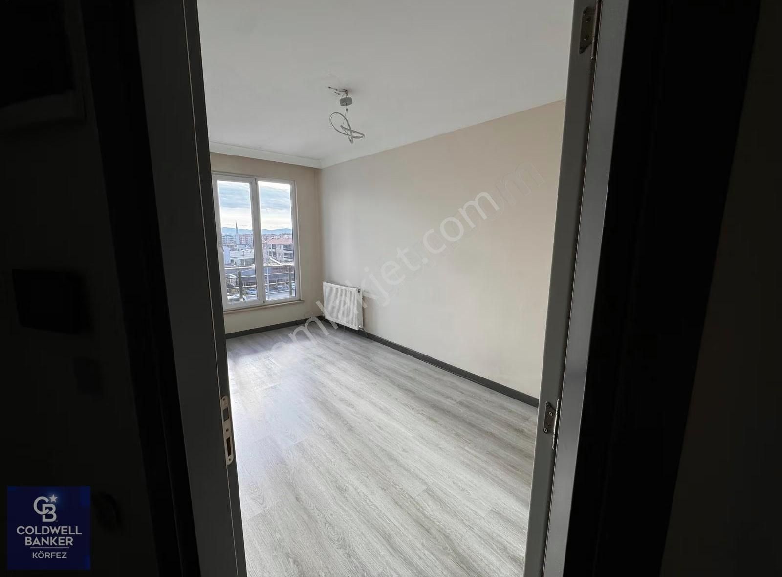 Edremit Kadıköyde 3+1 Kiralık Yola Cephe Daire - Görsel 25