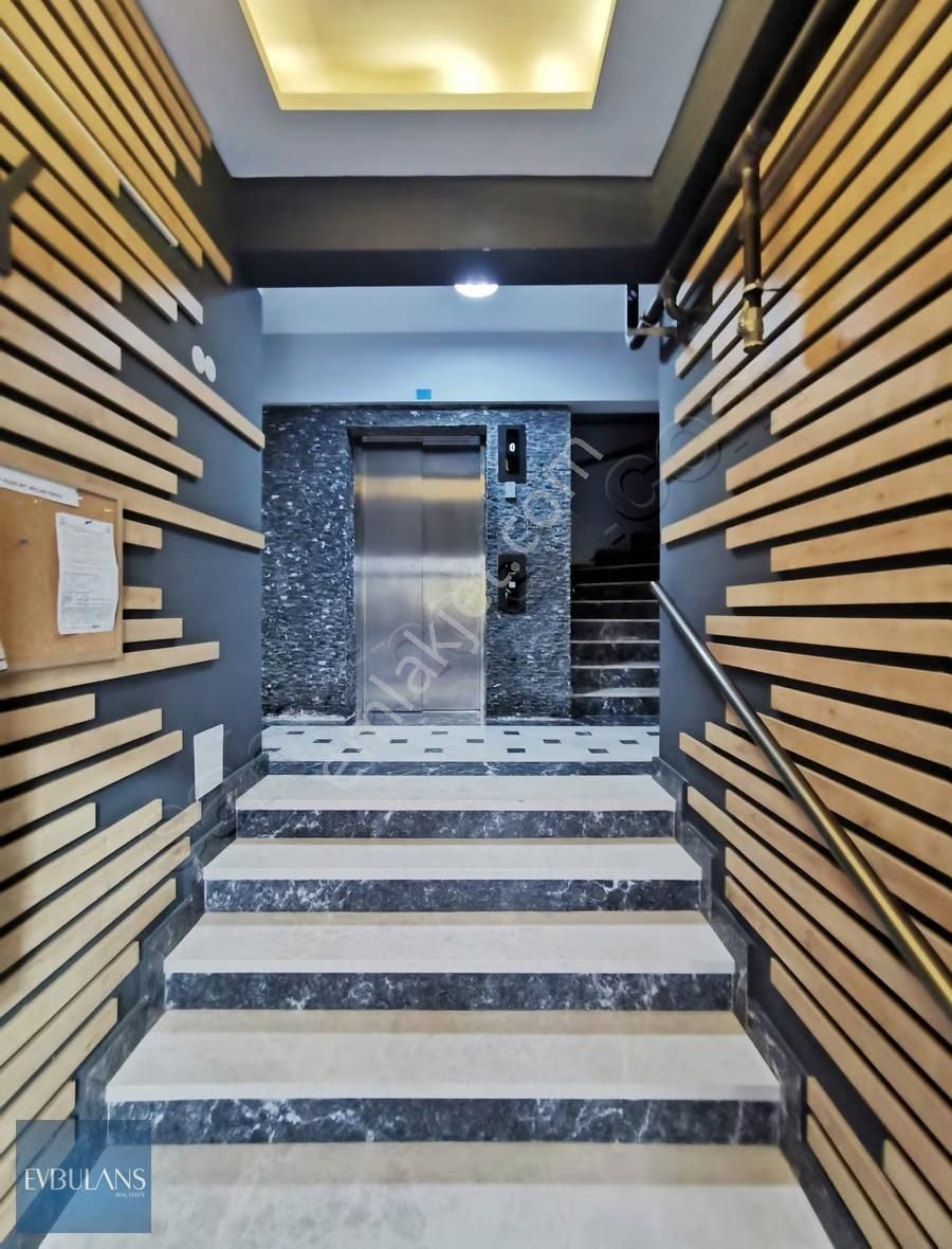 Girne Caddesi Yanı 3 Yaşında Bina Ara Kat Karanlık Odasız 2+1