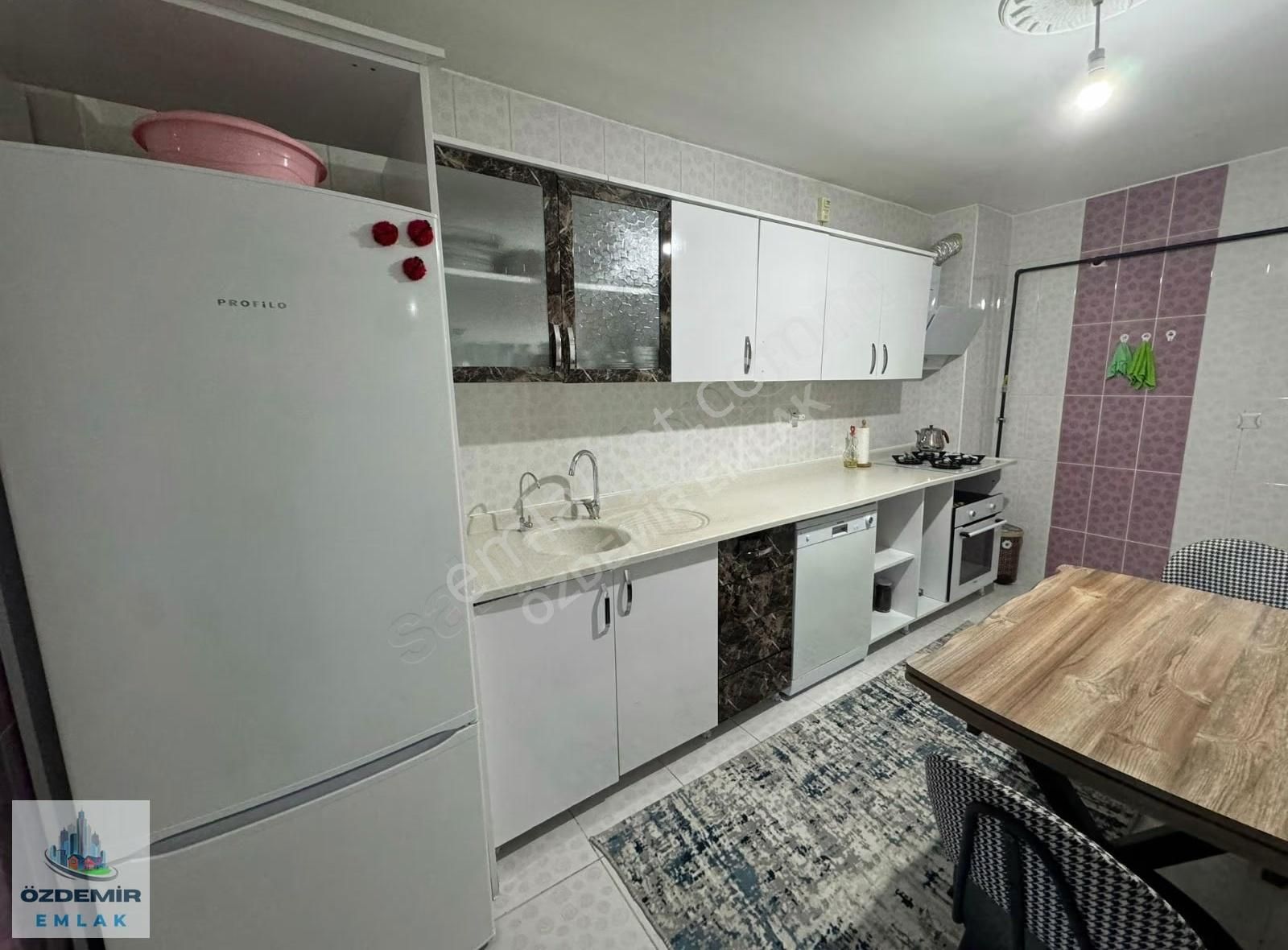 Özdemir Emlak'tan Güney Cephe Ara Katta Cadde Okul Dibinde 3+1!!