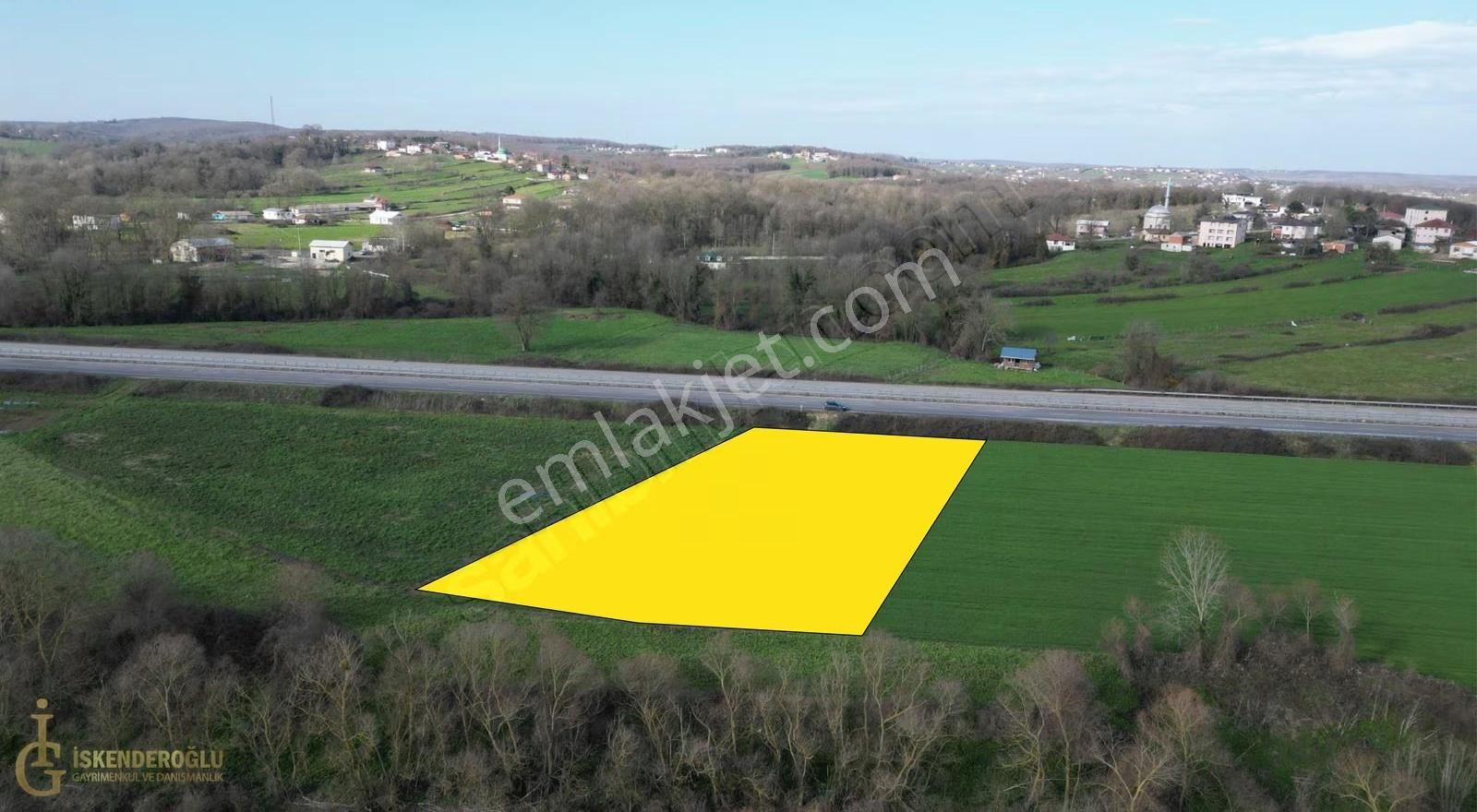 Ana Yol Kenarı Dere Manzaralı Sarılık Arazi