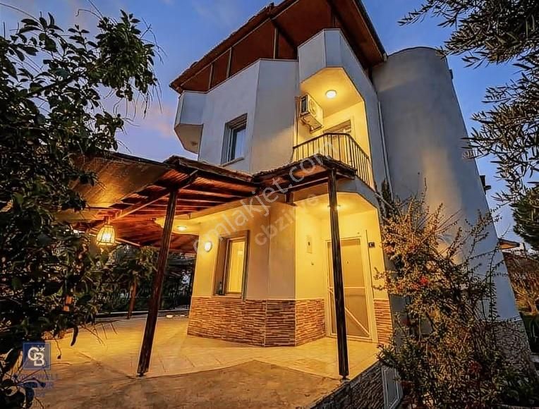 Didim Akbük'te Denize Yakın Köşe Konumda Villa