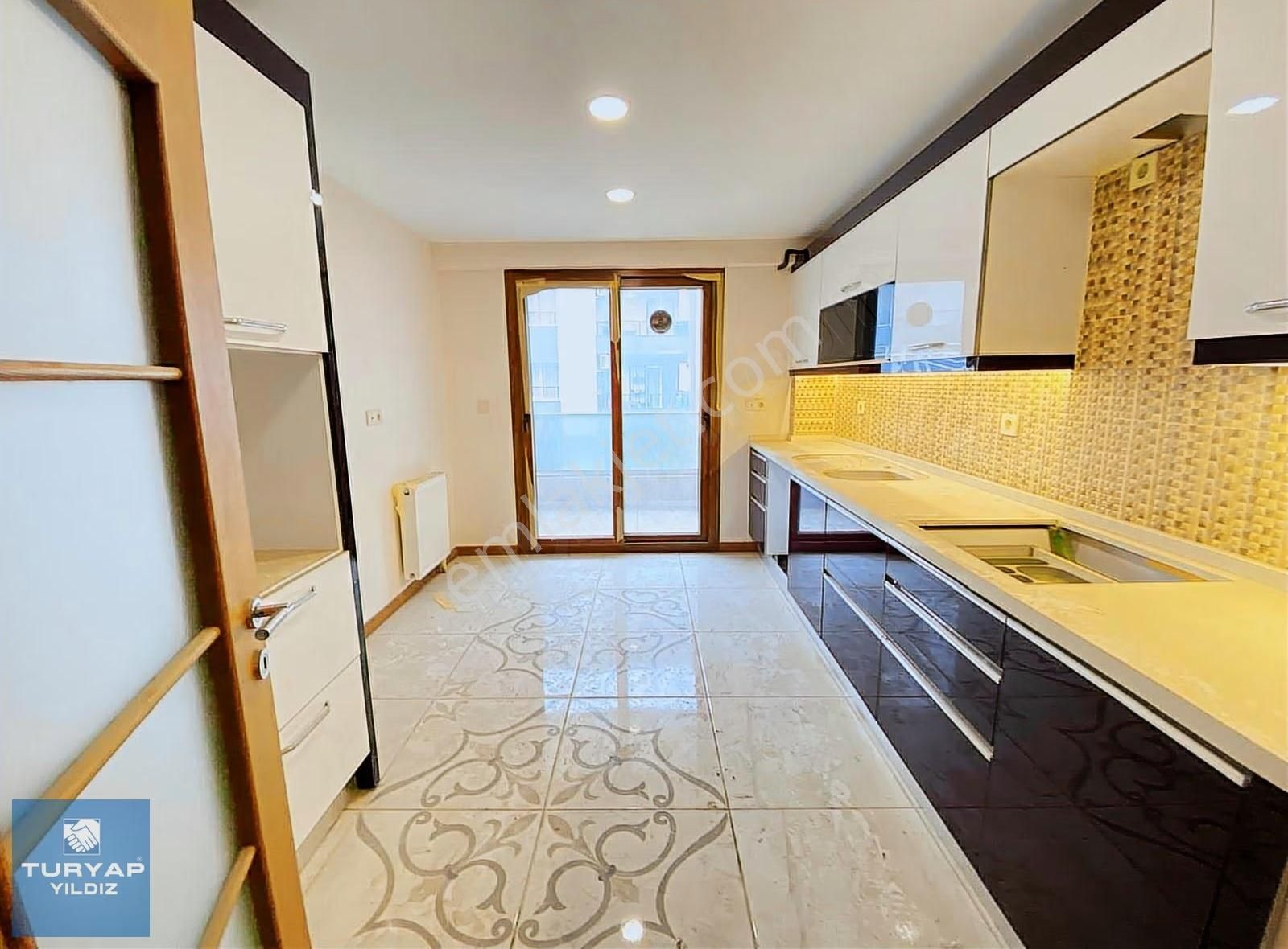 Buca Yenigün Mah Kolej Karşısı Ara Kat Köşe Çift Banyo Asansörlü