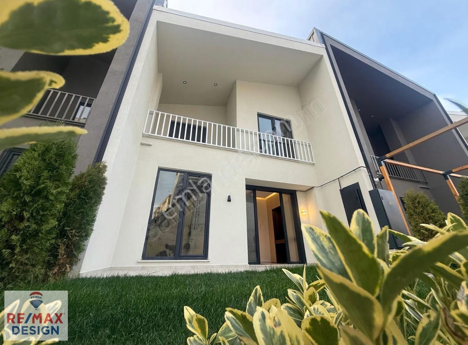 Sakarya'da Satılık Villa Sıfır Manzaralı Lüks 4+1 Remax Design - Görsel 1