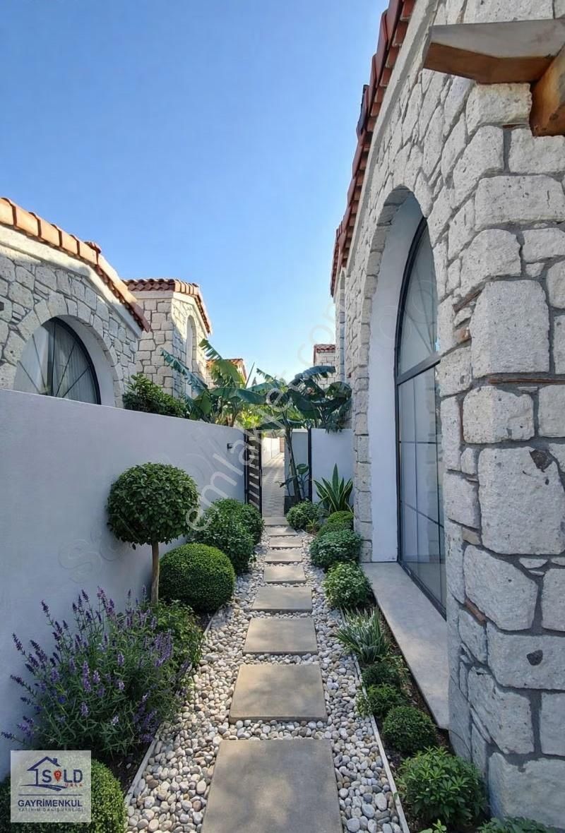 Urla Uzunkuyuda Toskana Mimarili Butik Sitede Satılık 3+1 Villa