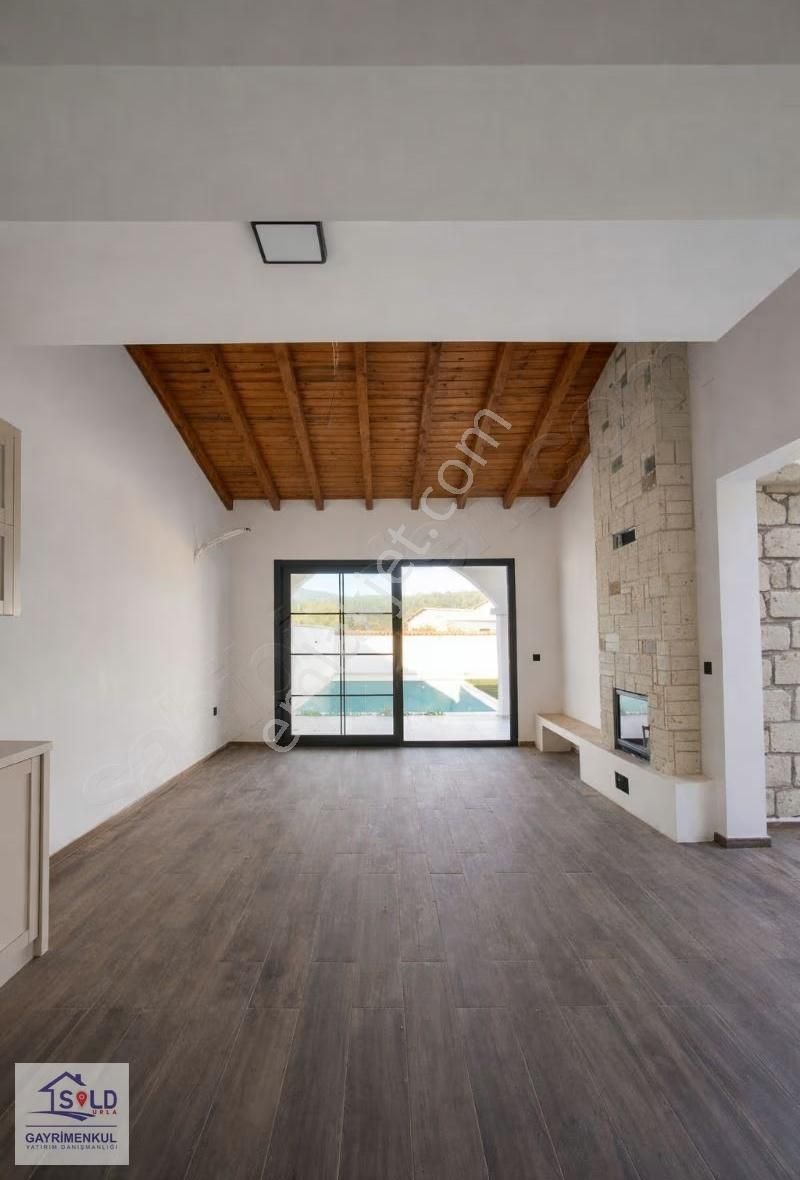 Urla Uzunkuyuda Toskana Mimarili Butik Sitede Satılık 3+1 Villa - Görsel 2