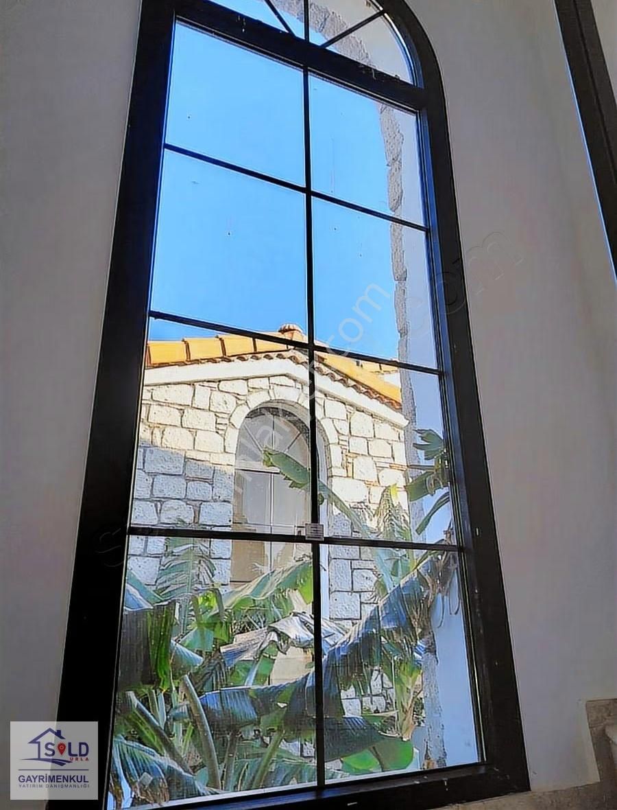 Urla Uzunkuyuda Toskana Mimarili Butik Sitede Satılık 3+1 Villa - Görsel 4