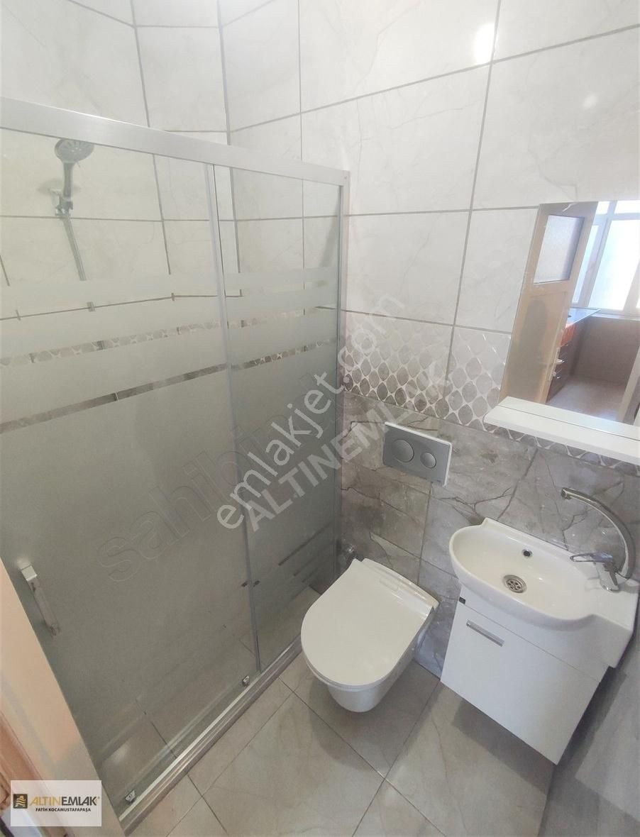 Altın Emlak'tan Kocamustafapaşa'da Hastane Yanı İçi Yapılı 2+1 - Görsel 5