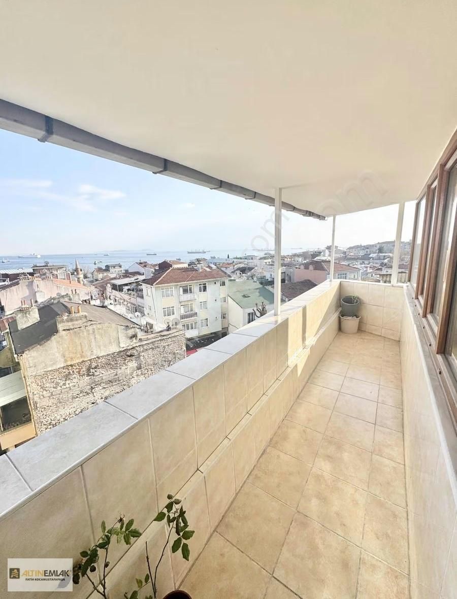 Deniz Manzaralı Balkonlu Cadde Üstünde Satılık 2+1 Daire