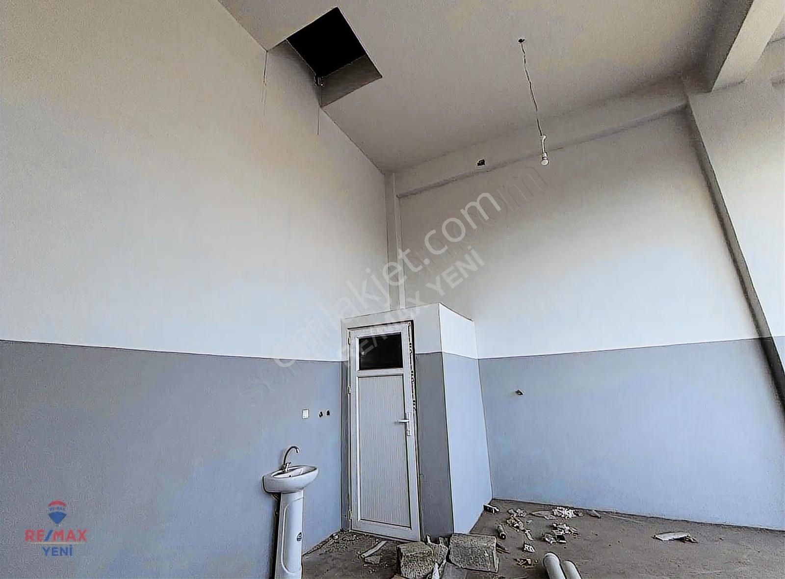 Remax Yeni'den Merkez Sanayide Satılık Köşe İş Yeri - Görsel 13