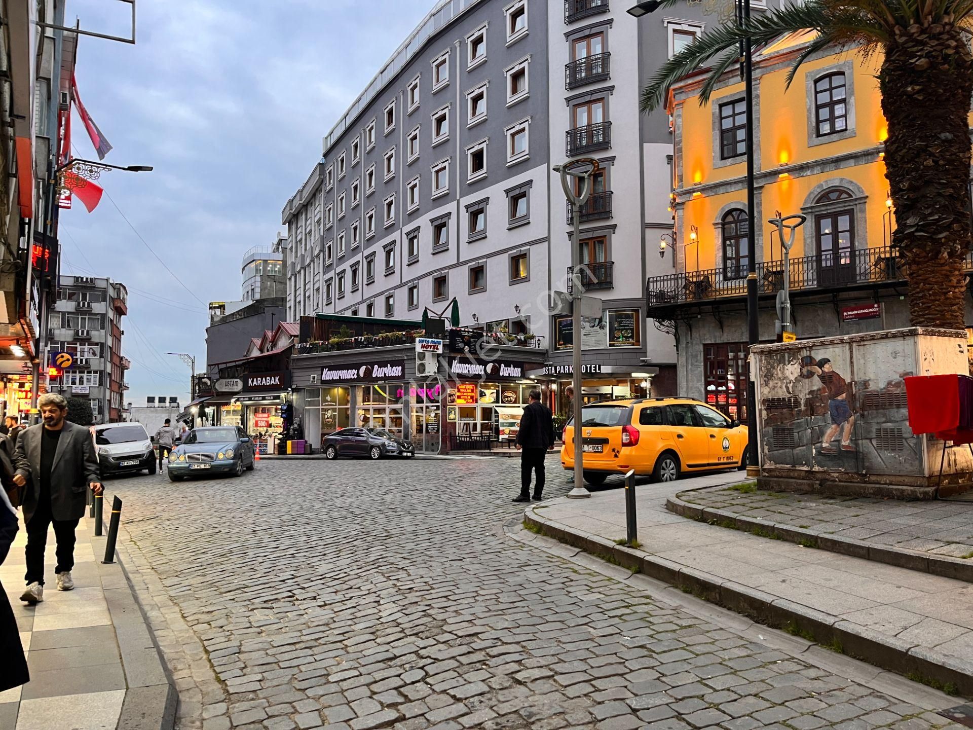 Trabzon Meydanda Kiralık Merkezi Konumda Dükkan - Görsel 17