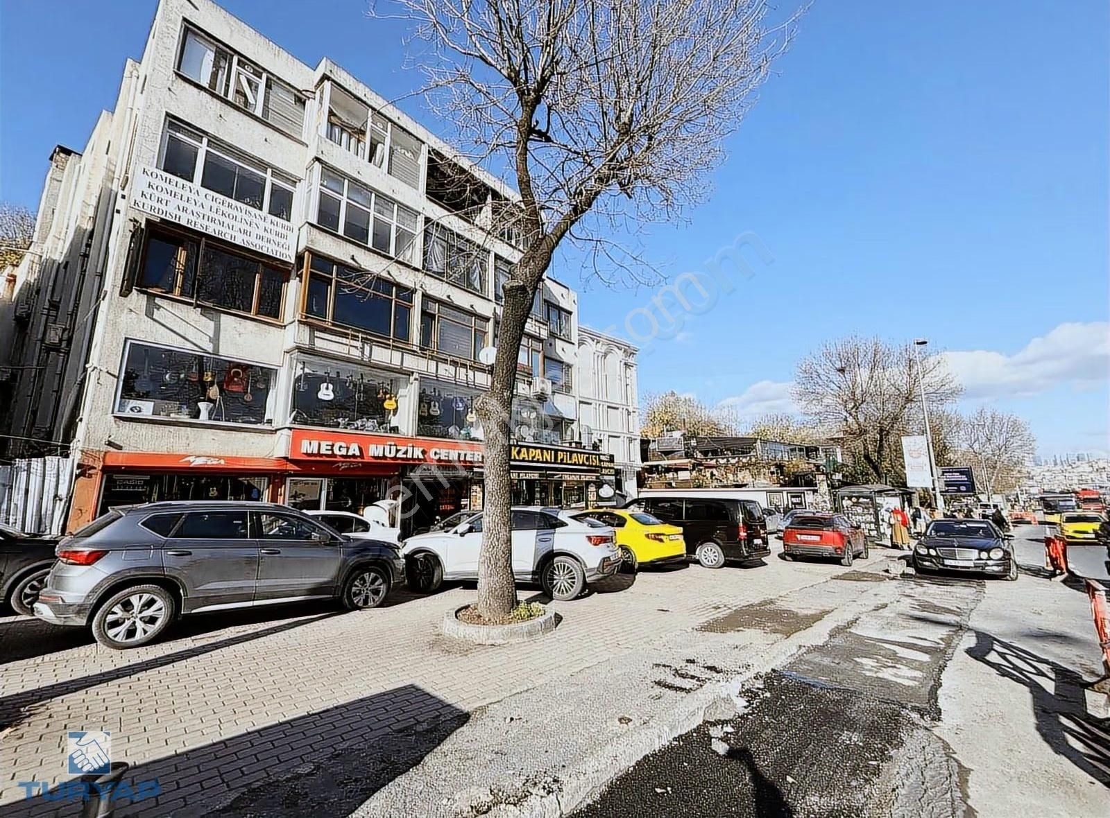 Atatürk Bulvarı Üzeri Ünlü İş Merkezinde Satılık / Dükkanlar