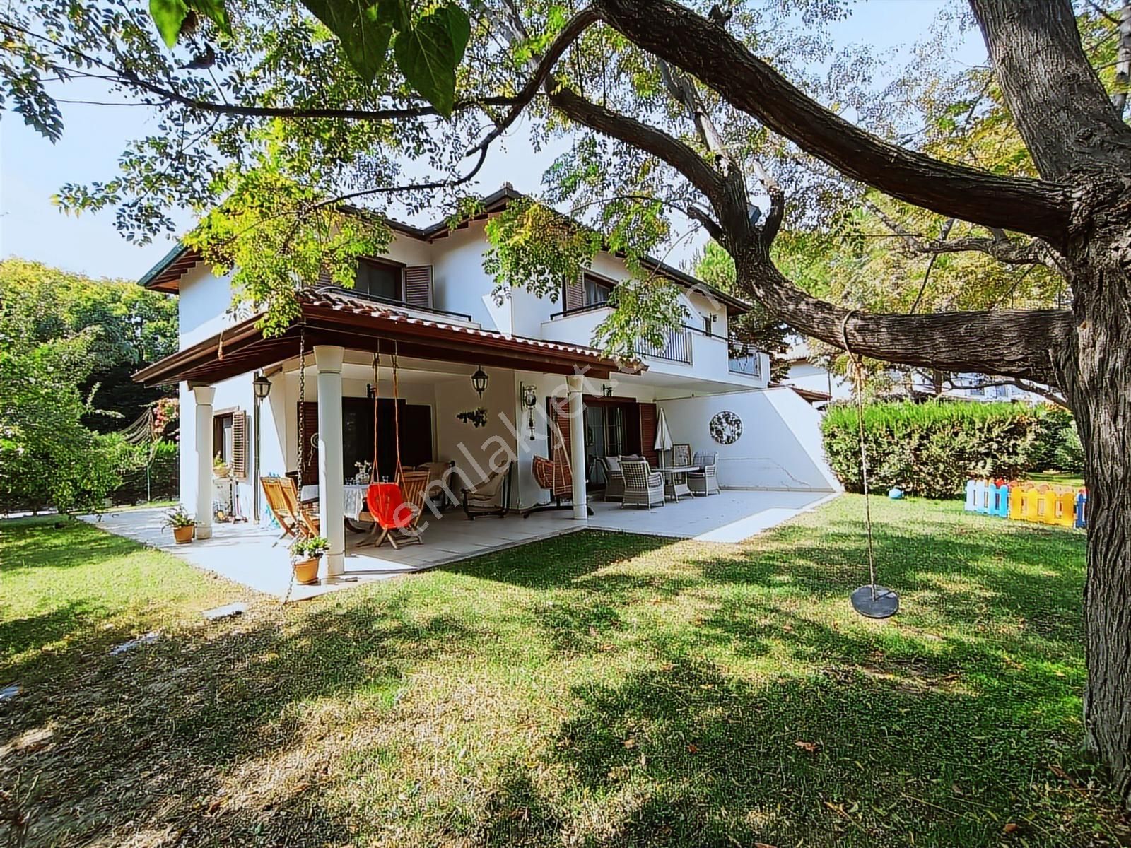 Kuşadası Jappa Green Village Sitesinde Satılık 3+1 Lüks Villa