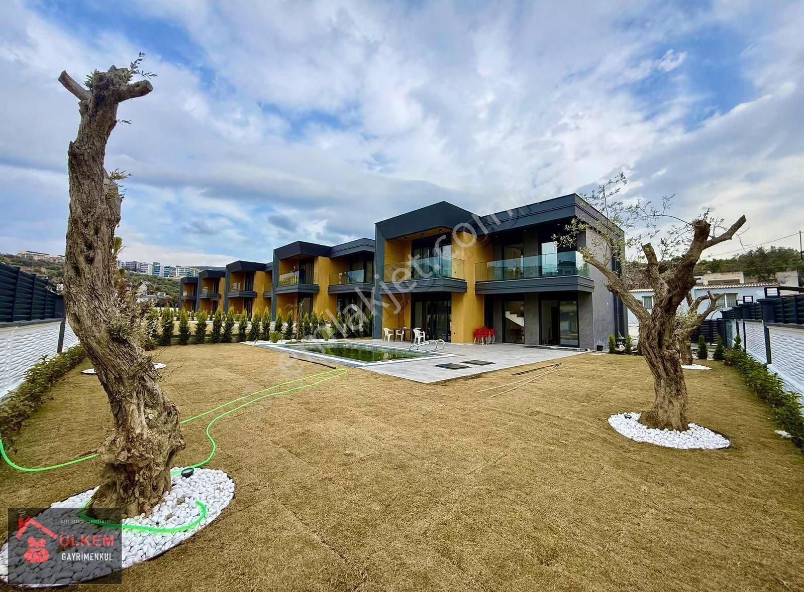 Kuşadası Merkez 6+1 Müstakil Özel Havuzlu 500m2 Bahçeli Villalar