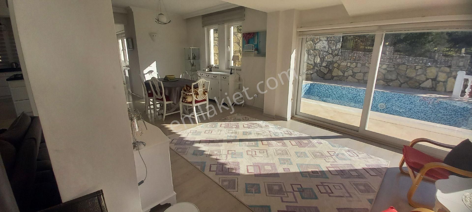 Yabancıdan Satılık Büyük, Bakımlı, Özel Havuzlu Müstakil Villa - Görsel 28