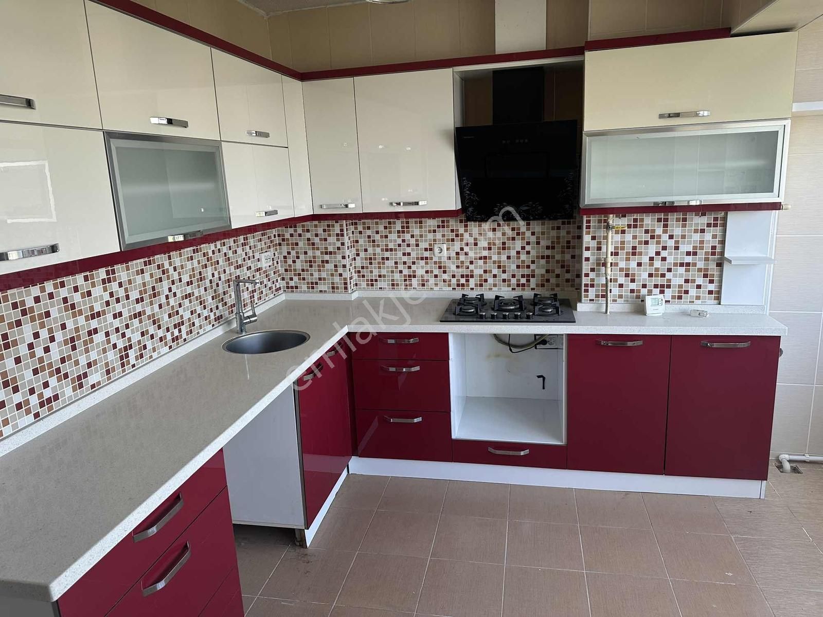 Demetten 3+1 Doğalgazlı Çift Balkonlu Önü Açık Kiralık Daire.