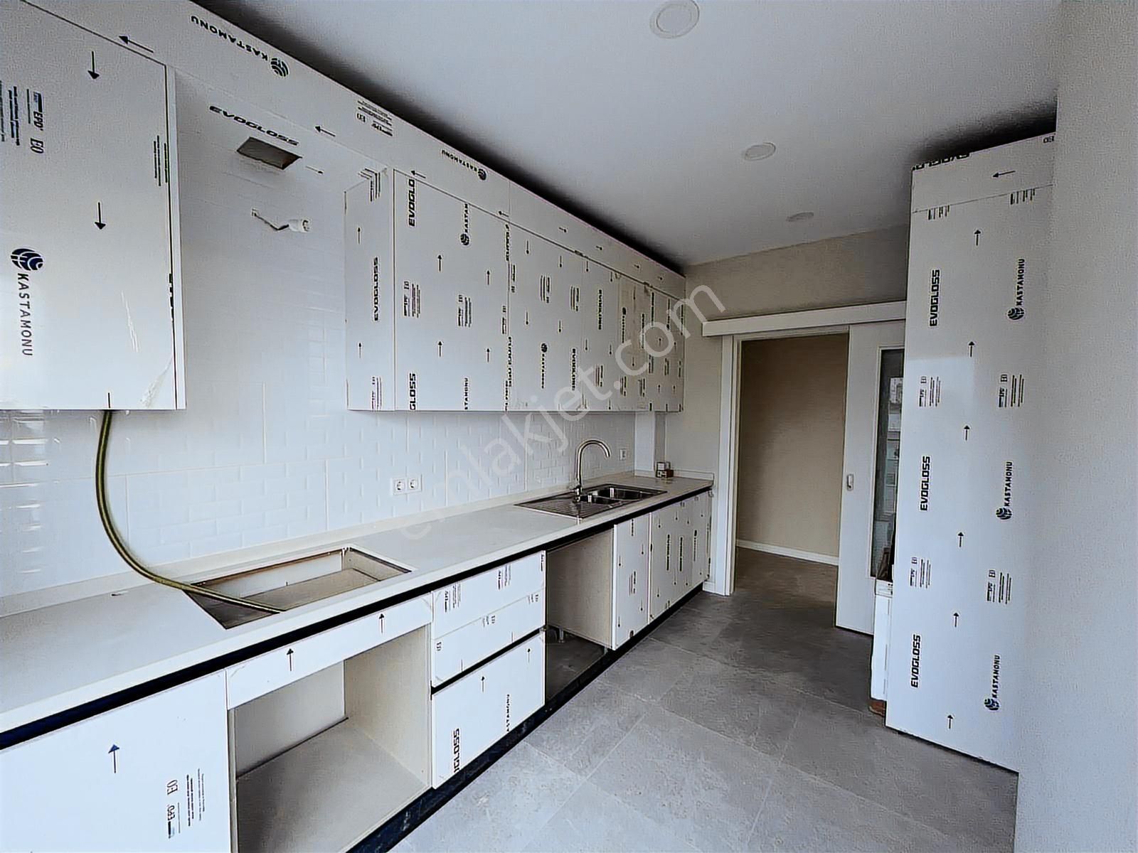 Bostancı Sahilde Deniz Manzaralı 3+1 Balkonlu 98m² Net - Görsel 14