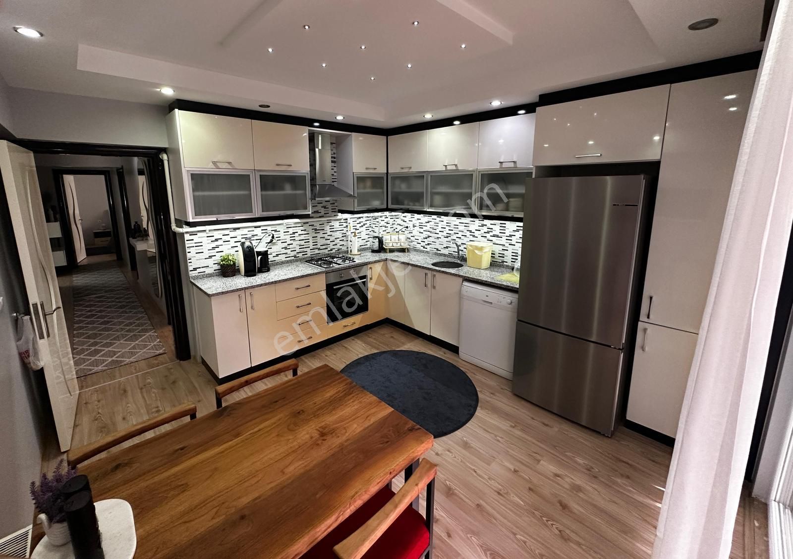 Kaan Emlaktan Yenişafakta Ferhatlar Koleji Ve Masal Parka Yakın 3+1 Satılık Daire.