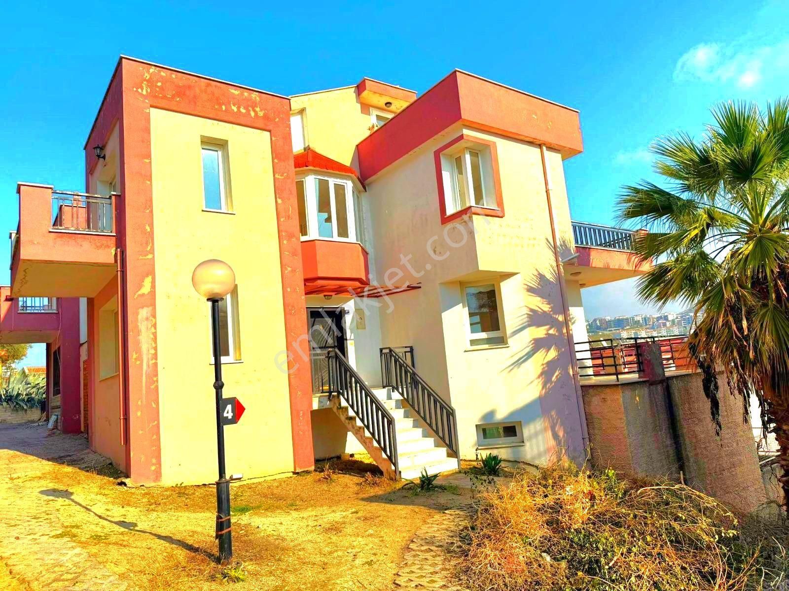 Kuşadası Merkezde Havuzlu Sitede 7+2 Bahçeli Villa - Görsel 2