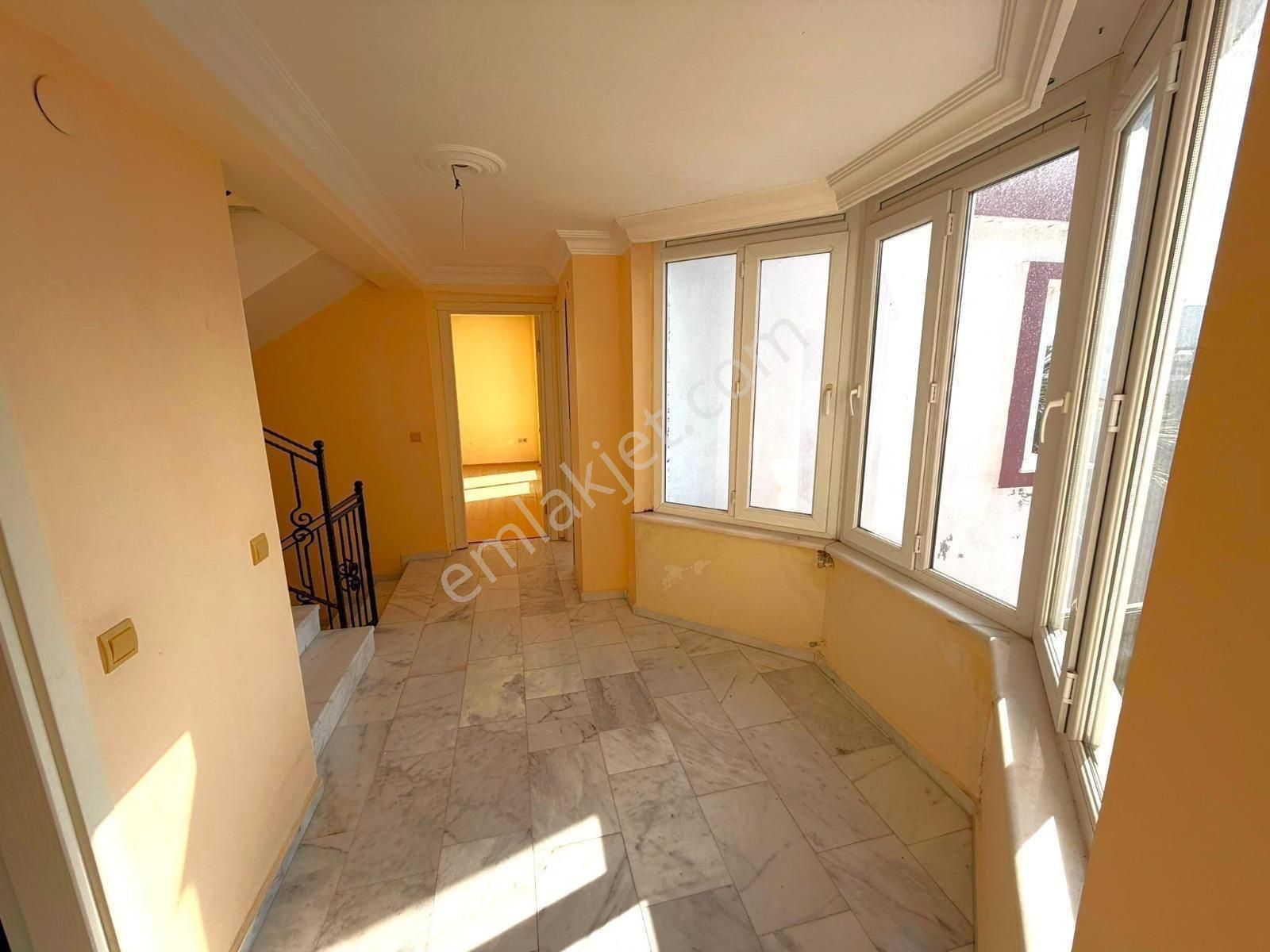 Kuşadası Merkezde Havuzlu Sitede 7+2 Bahçeli Villa - Görsel 12