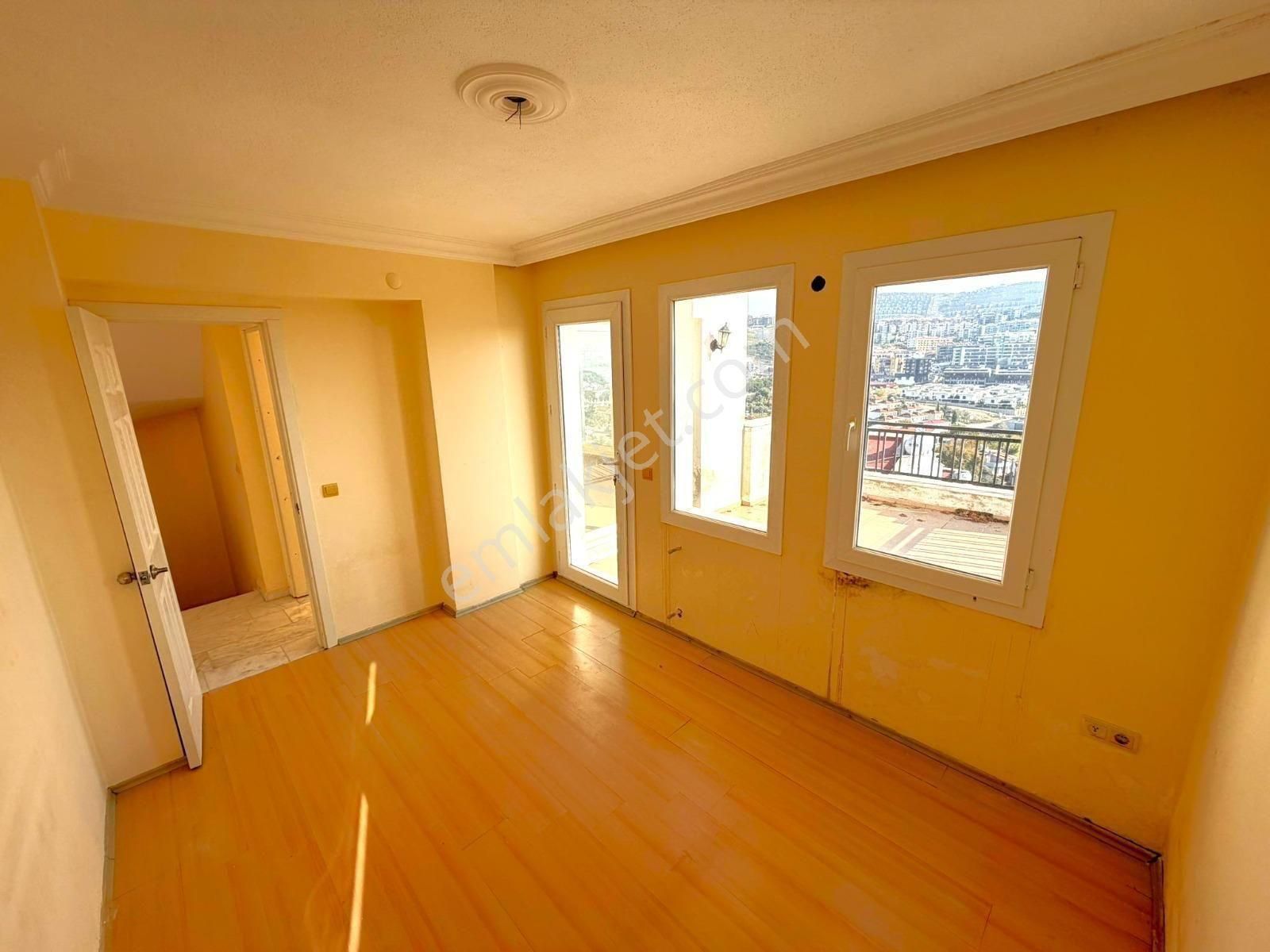 Kuşadası Merkezde Havuzlu Sitede 7+2 Bahçeli Villa - Görsel 17