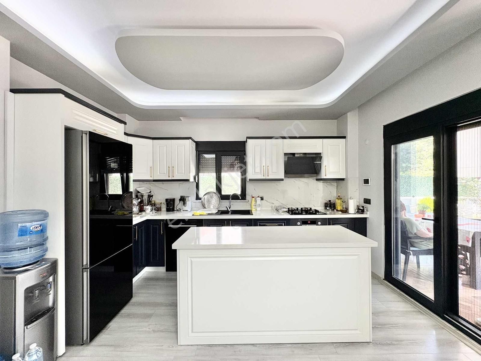 Sadece Onur Yıldırımdan 5+1 Havuzlu Tasarım Harikası Villa - Görsel 17