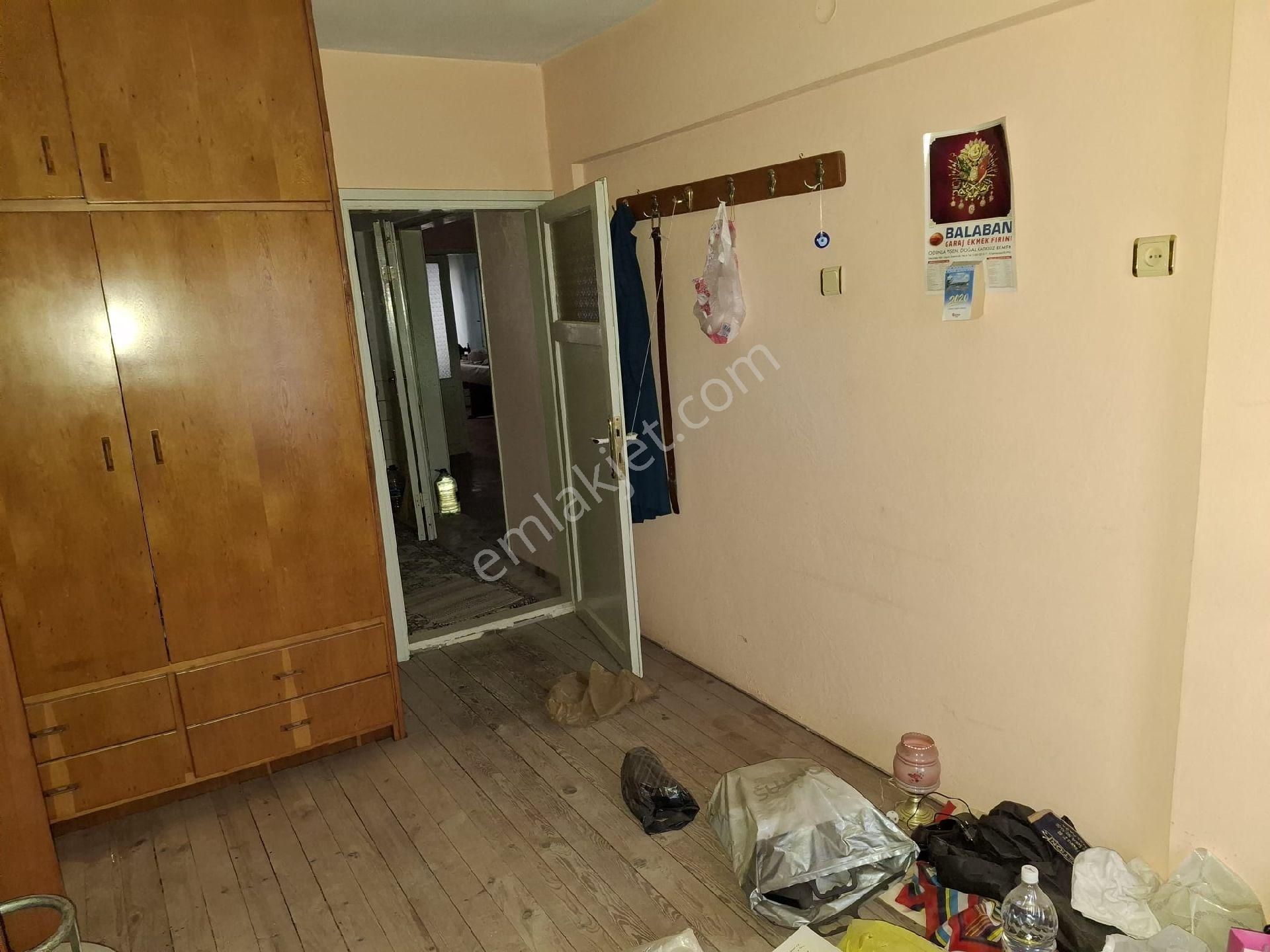 3 Katlı Cadde Üzerinde Altı İş Yerine Uygun Apartman İlçeye 7 Km