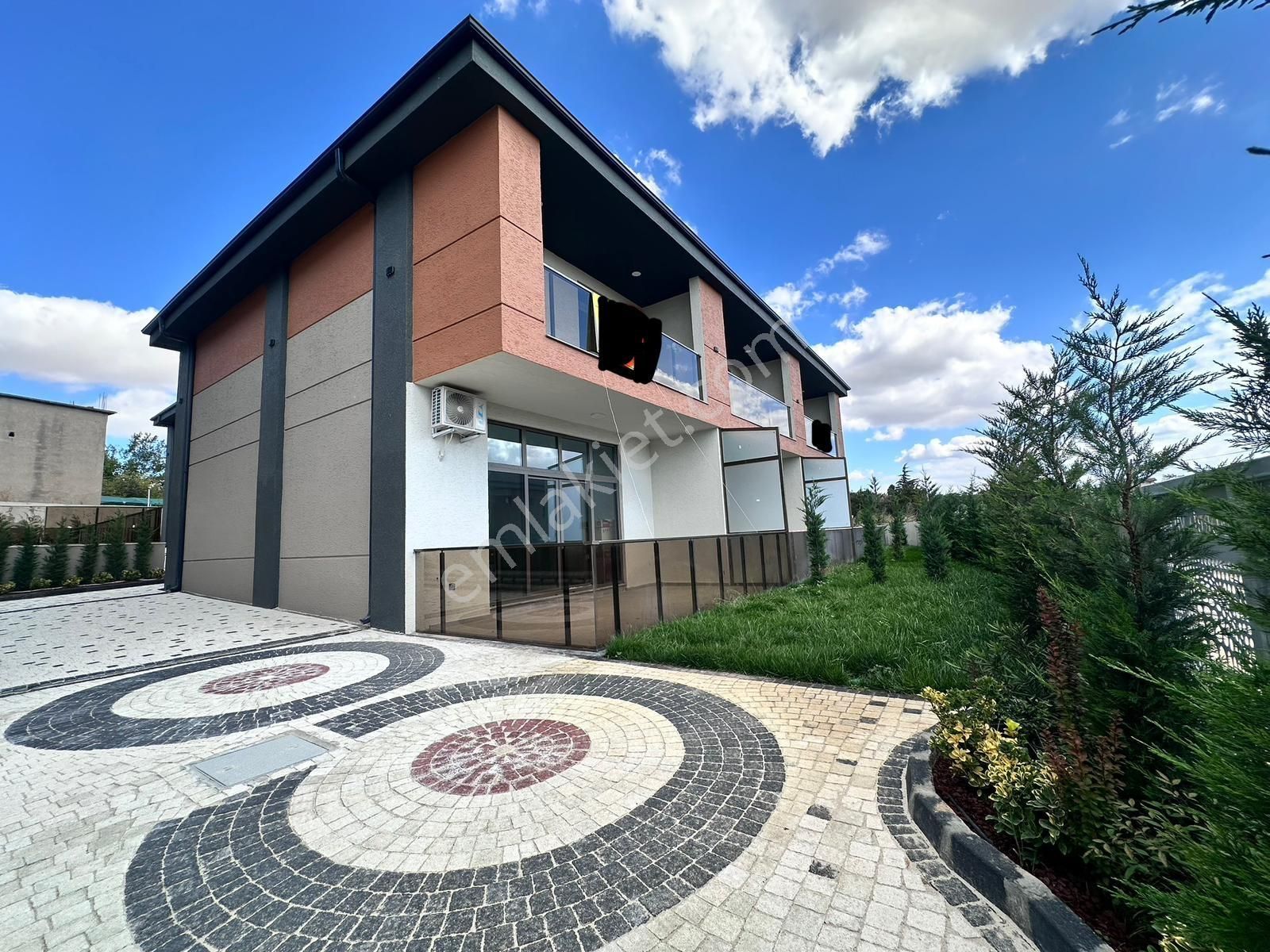 Çorlu Önerlerde Havuzlu Site İçinde Kış Bahçeli Satılık Villa