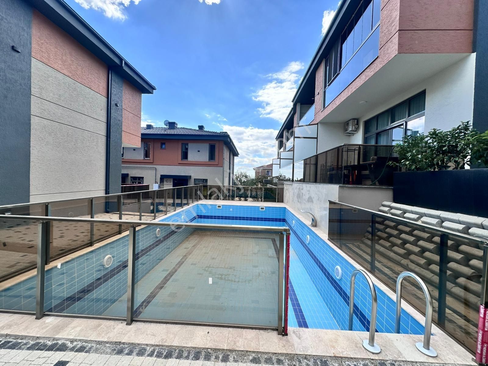 Çorlu Önerlerde Havuzlu Site İçinde Kış Bahçeli Satılık Villa - Görsel 21