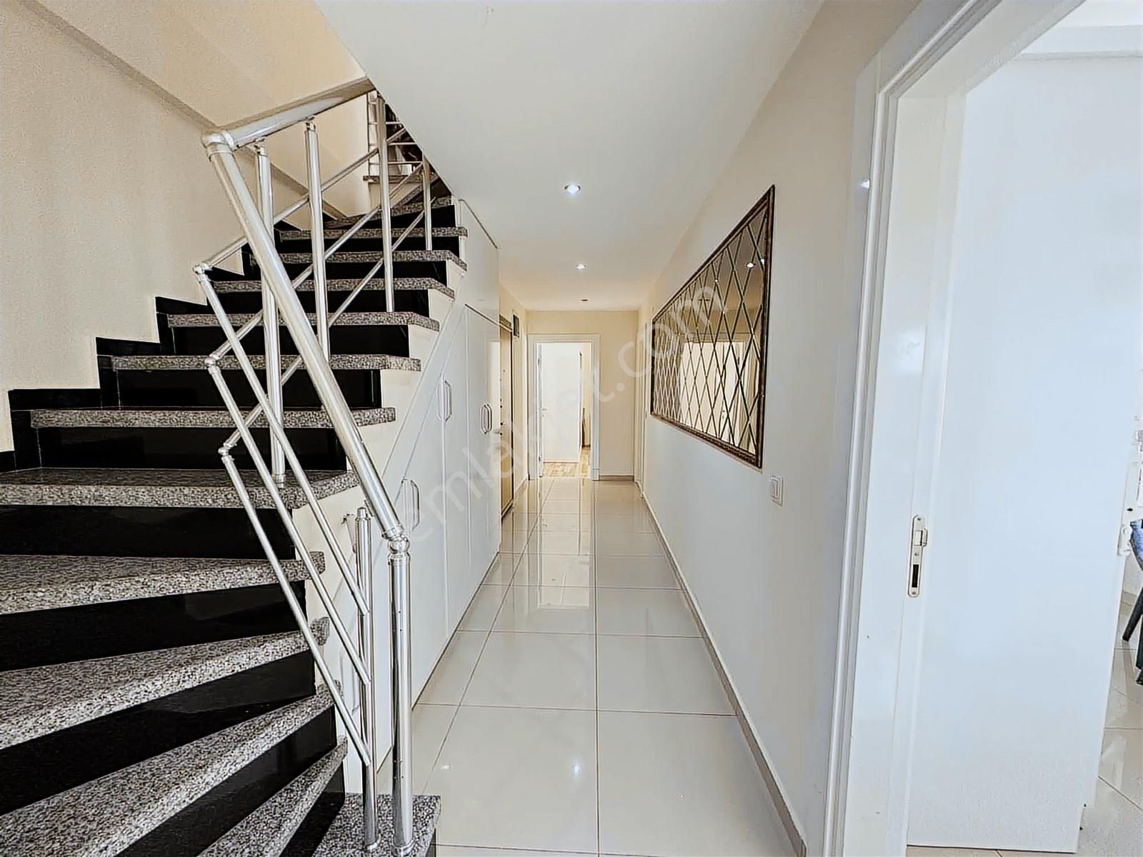 4+1 3 Cepheli 3 Balkon 2 Banyo 200 Metrekare Fırsat Daire - Görsel 27