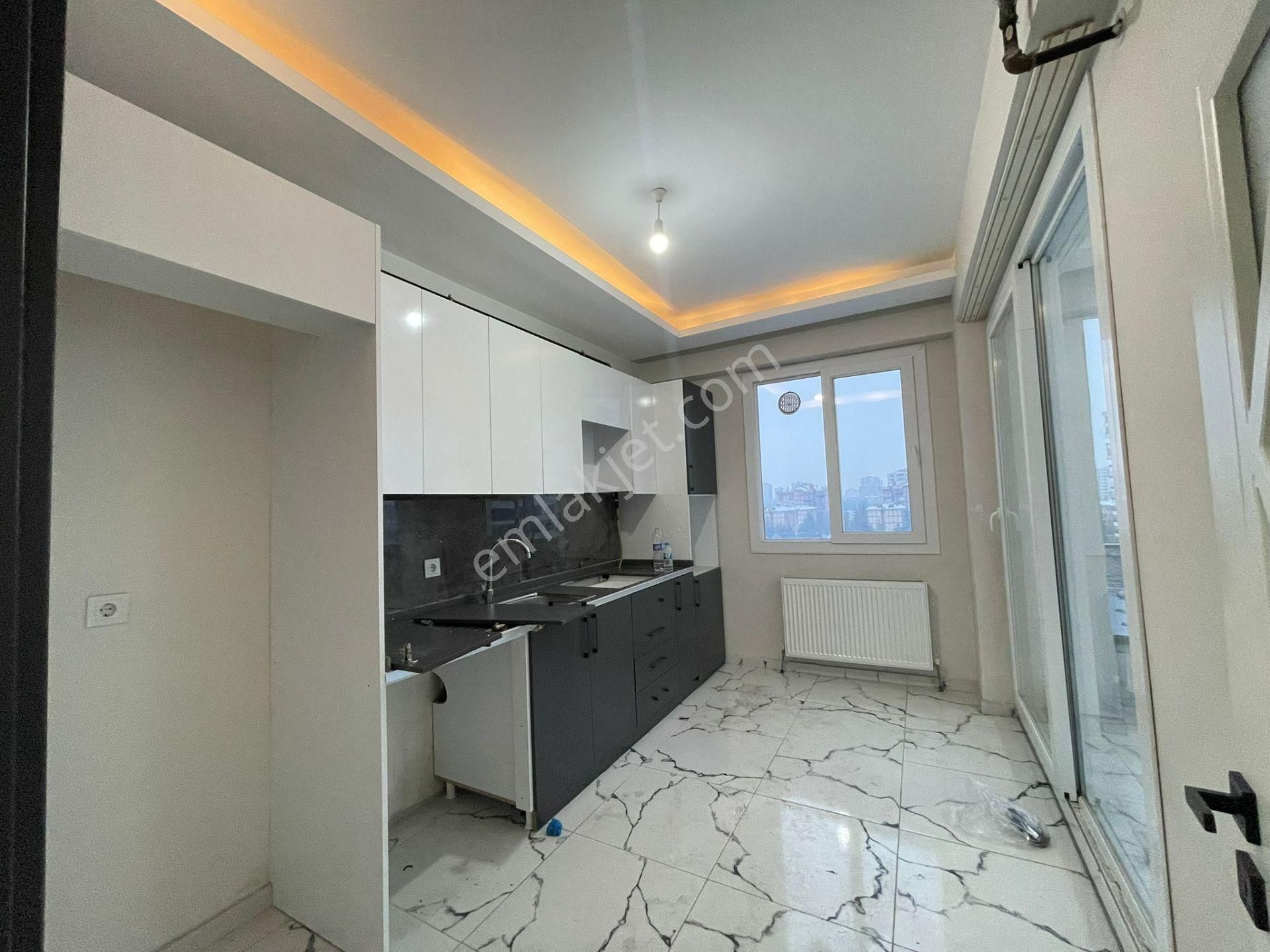 Üçkuyularda Fuar Alanı Arkasında Fırsat 2+1 Kiralık Daire