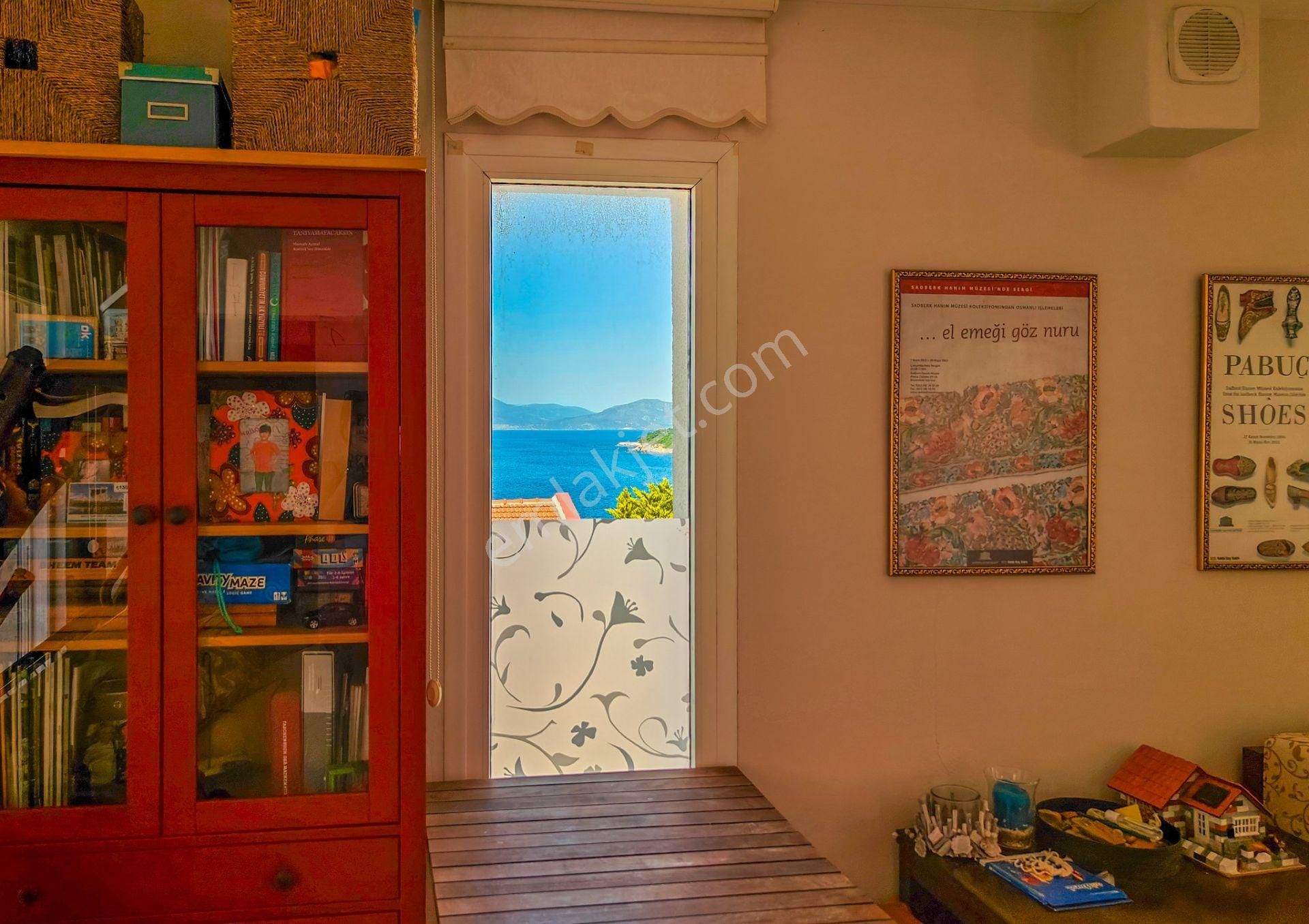 Kuşadası'nda Denize Sıfır Sitede 3+1 Satılık Villa - Görsel 12