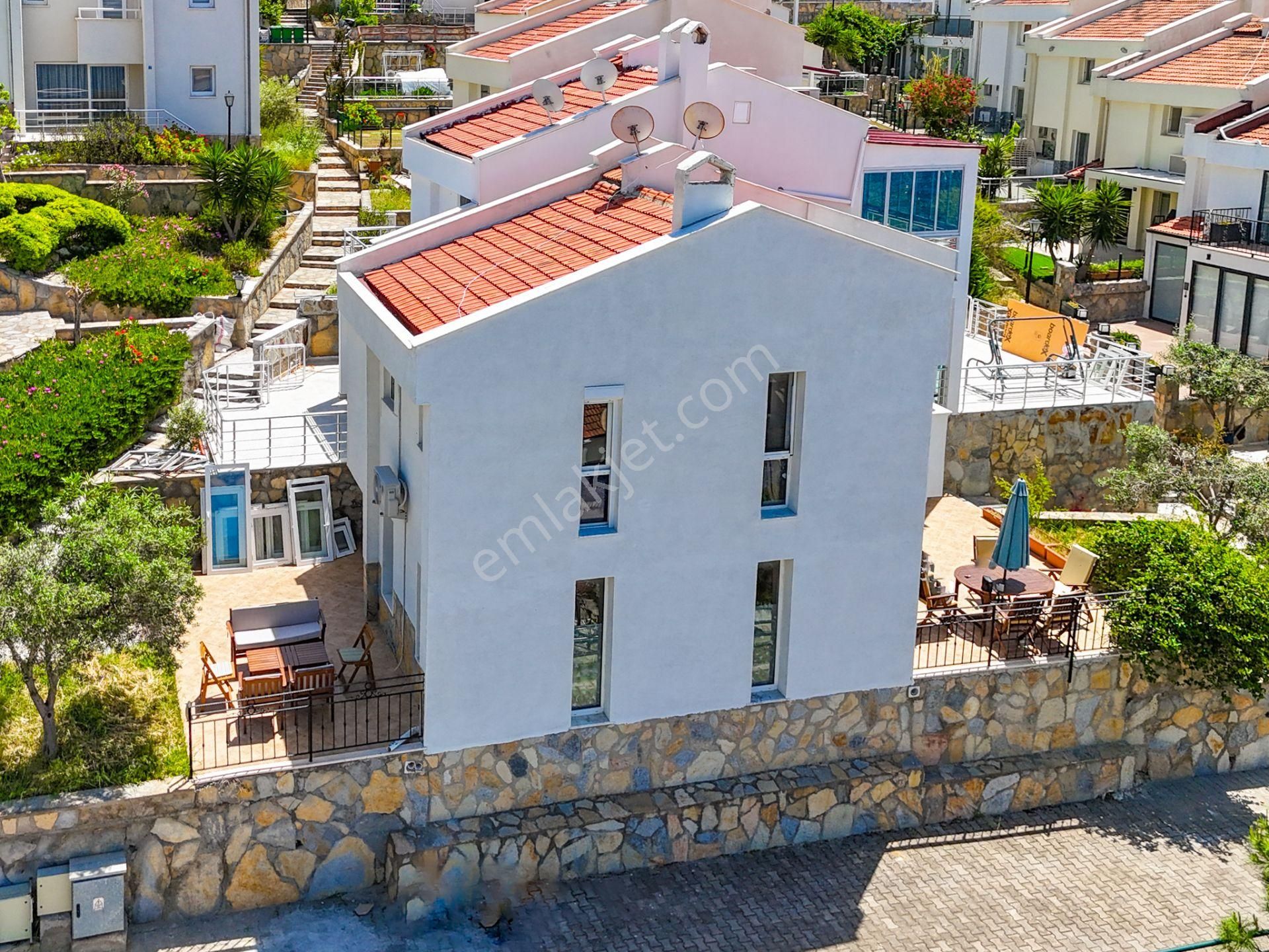 Kuşadası'nda Denize Sıfır Sitede 3+1 Satılık Villa - Görsel 3