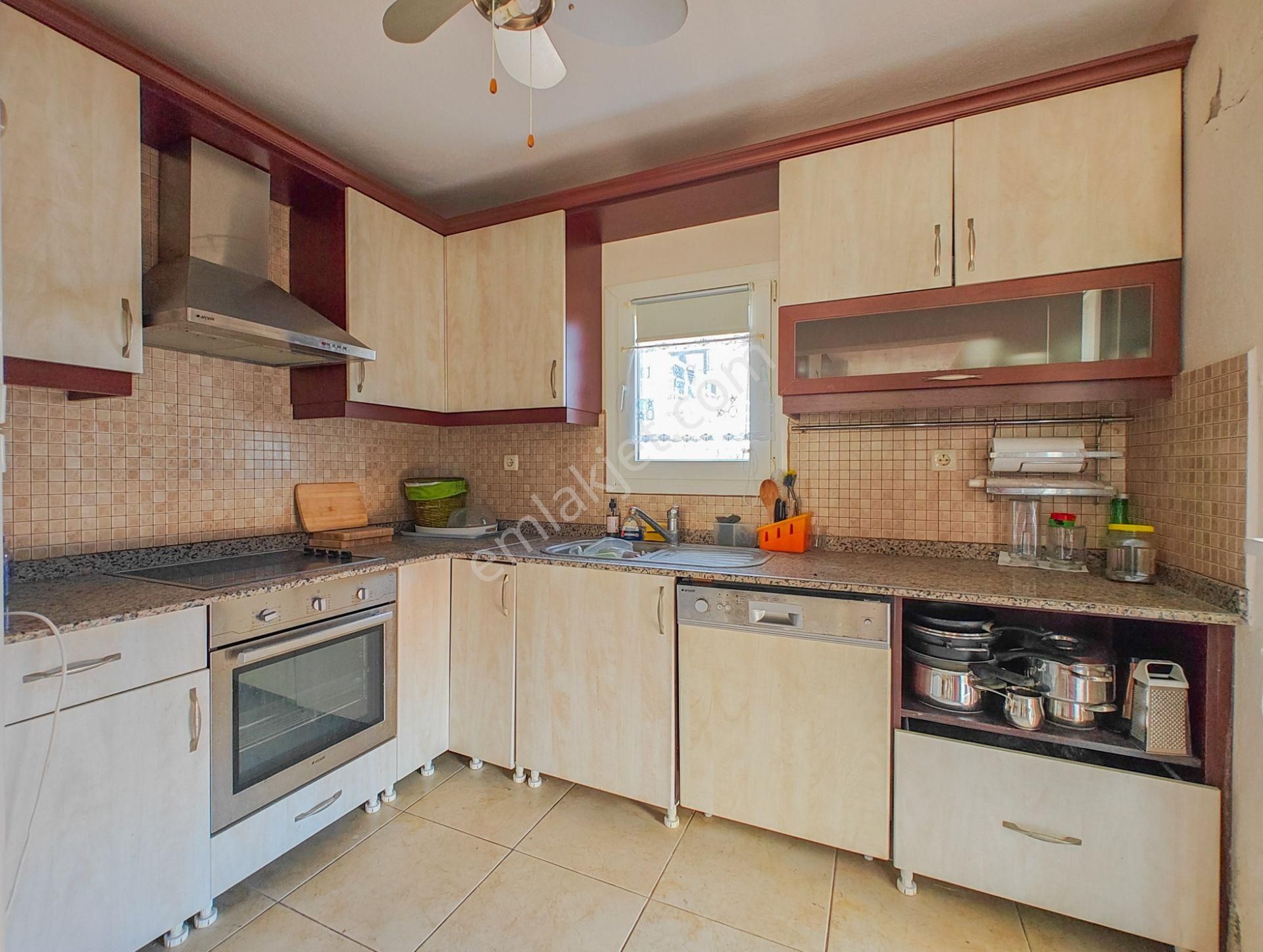 Kuşadası'nda Denize Sıfır Sitede 3+1 Satılık Villa - Görsel 10