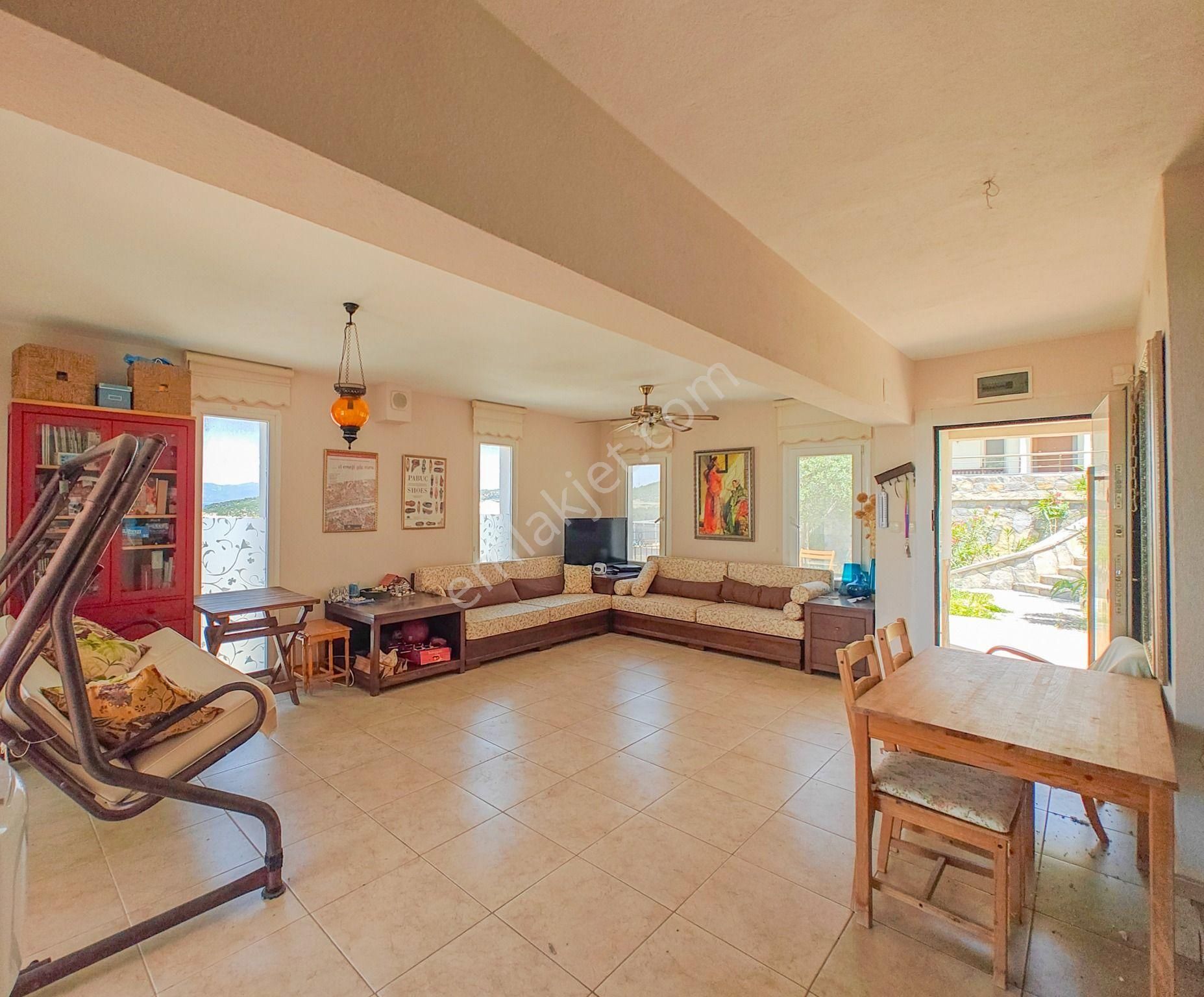 Kuşadası'nda Denize Sıfır Sitede 3+1 Satılık Villa - Görsel 9