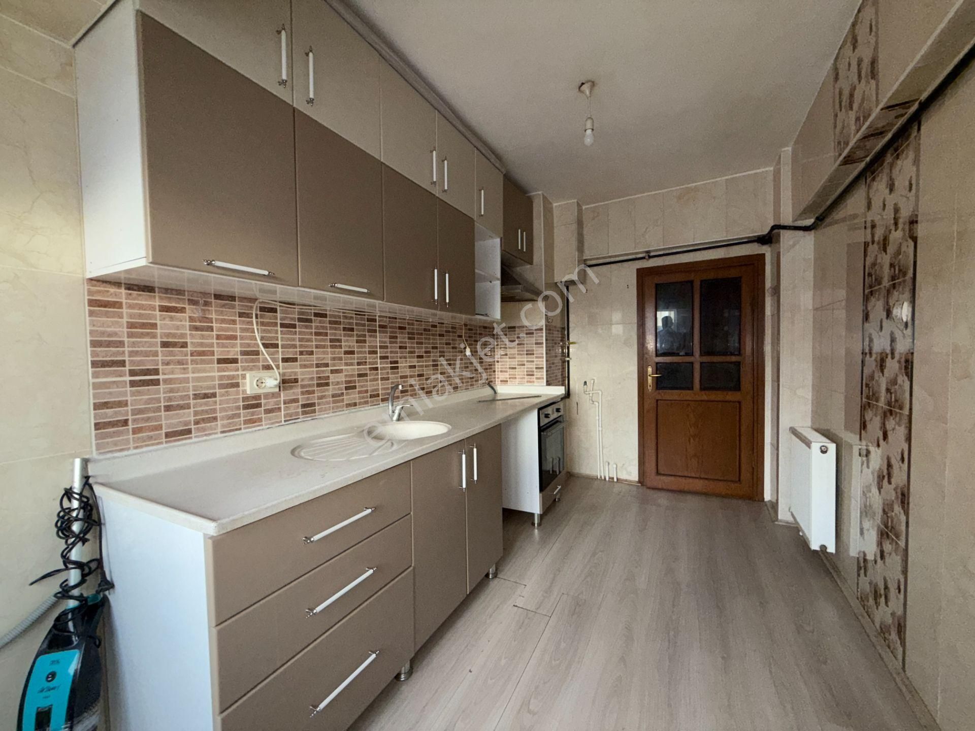 Ufuk Kılıç Emlak'tan Bu Fiyat Kaçmaz Merkezde Katta G.cephe 3+1 Daire - Görsel 3