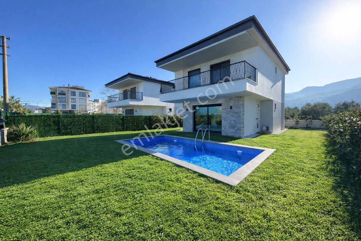 Kuşadası Davutlar‘da Satılık Özel Havuzlu Tek Müstakil 4 + 1 Sıfır Villa