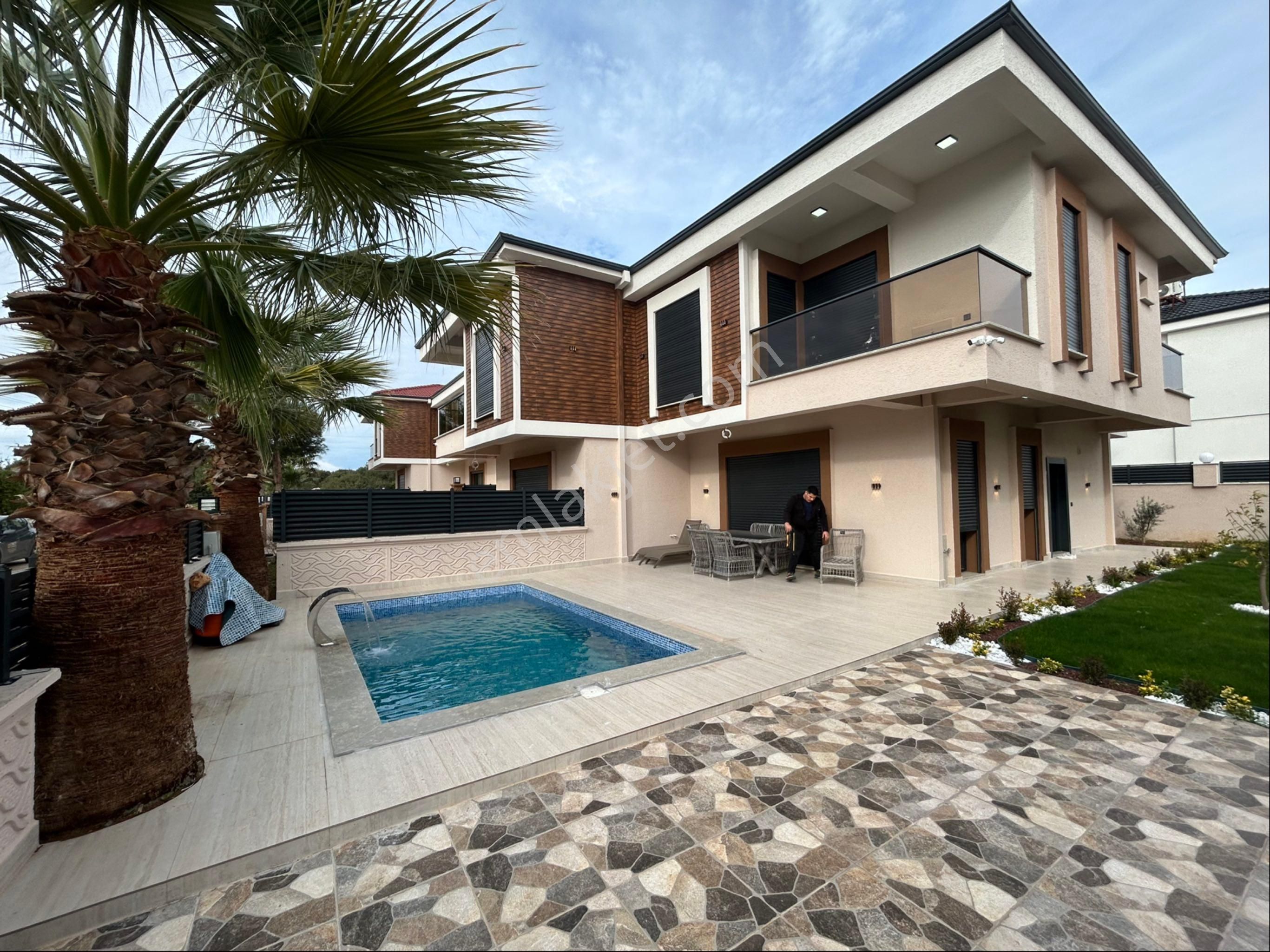 Didim Çamlıkta Eşyalı Havuzlu 3+1 Lüks Villa