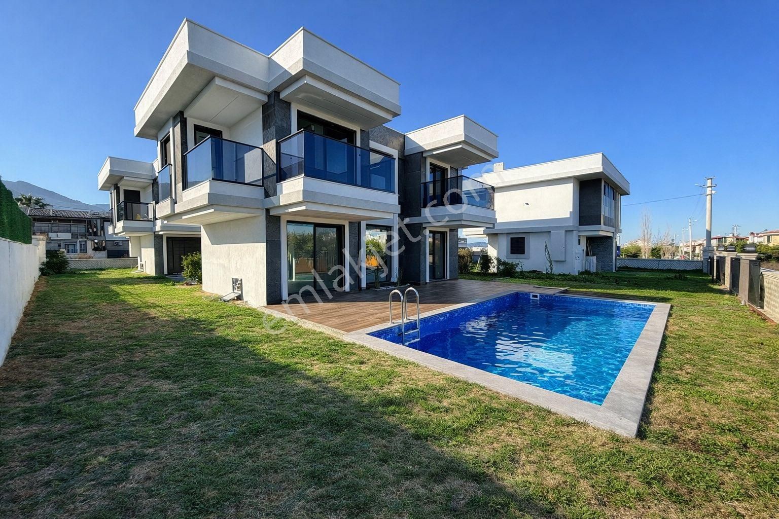 Kuşadası Güzelçamlıda Satılık 3+1 Tek Müstakil Özel Havuzlu Villa