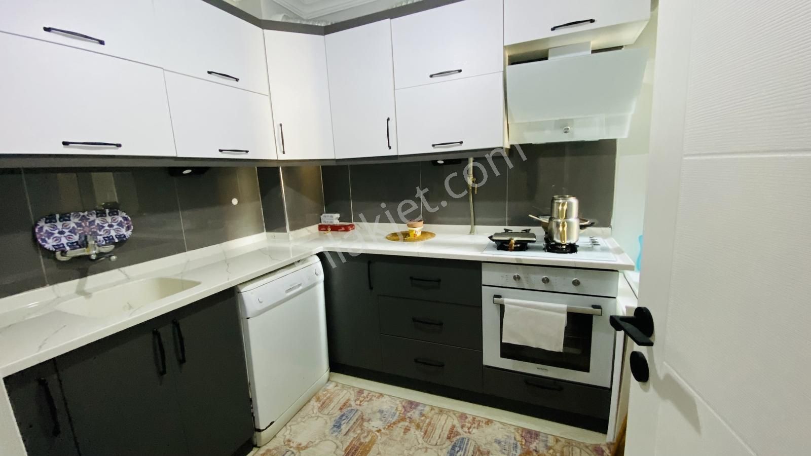 Sevinç Ten 17 Eylül Baski Civarı Köşe Bina 2+1 Satılık Daire