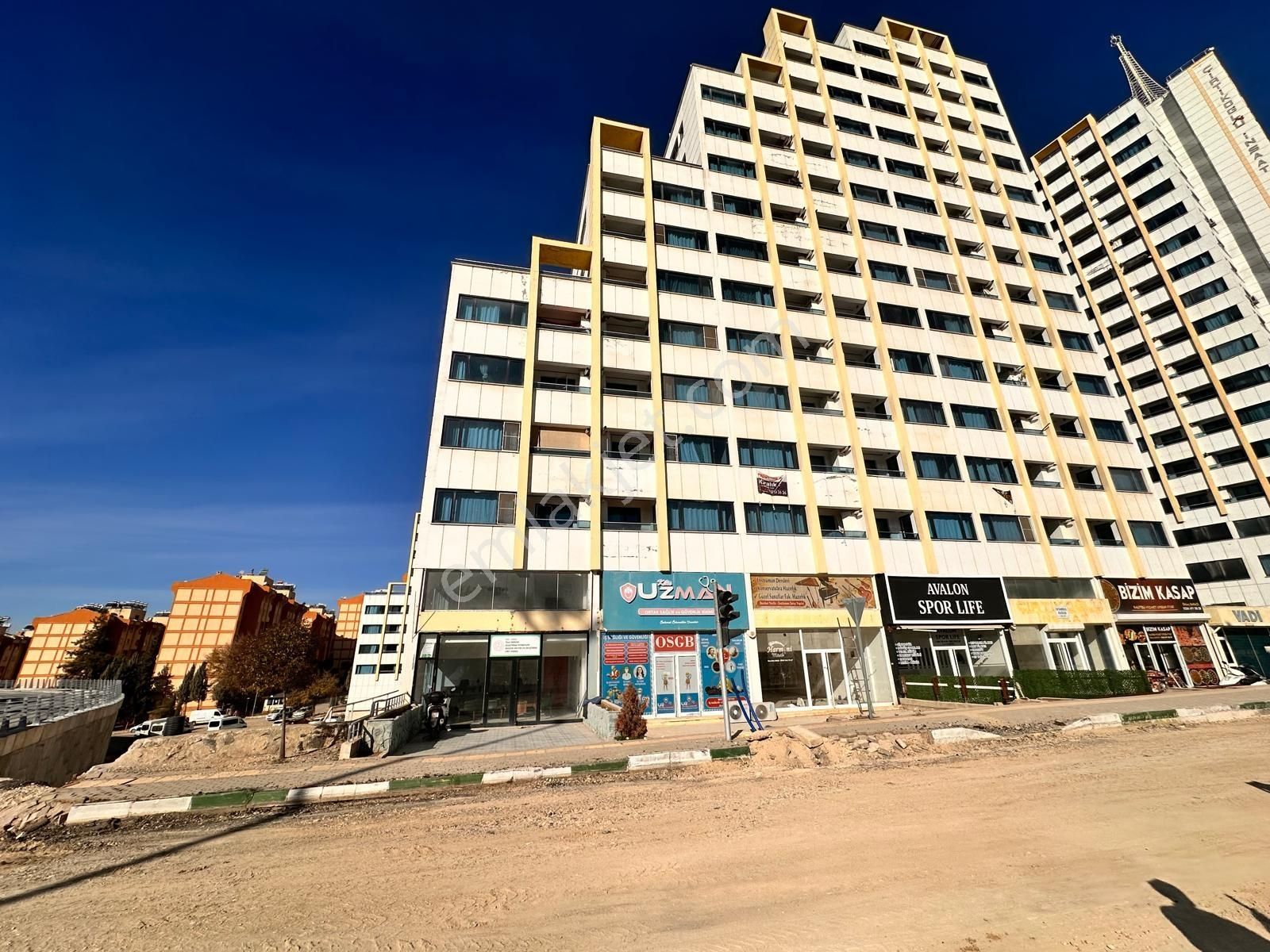 Hadi Gayrimenkulden Üniversite Civarında Ana Cadde Üzeri İşyeri