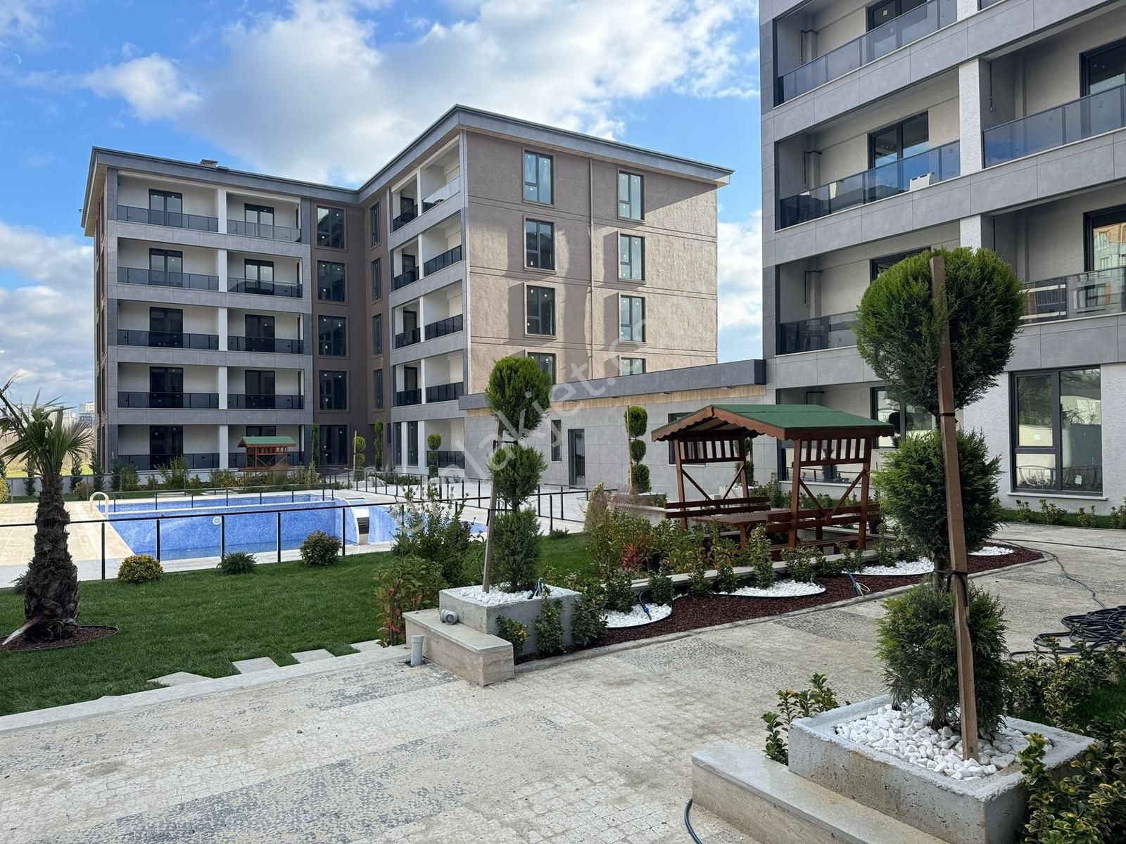 Fa Özbir'den Tepe Bölgesinde Havuzlu Site İçi 2+1 Fırsat Daire !