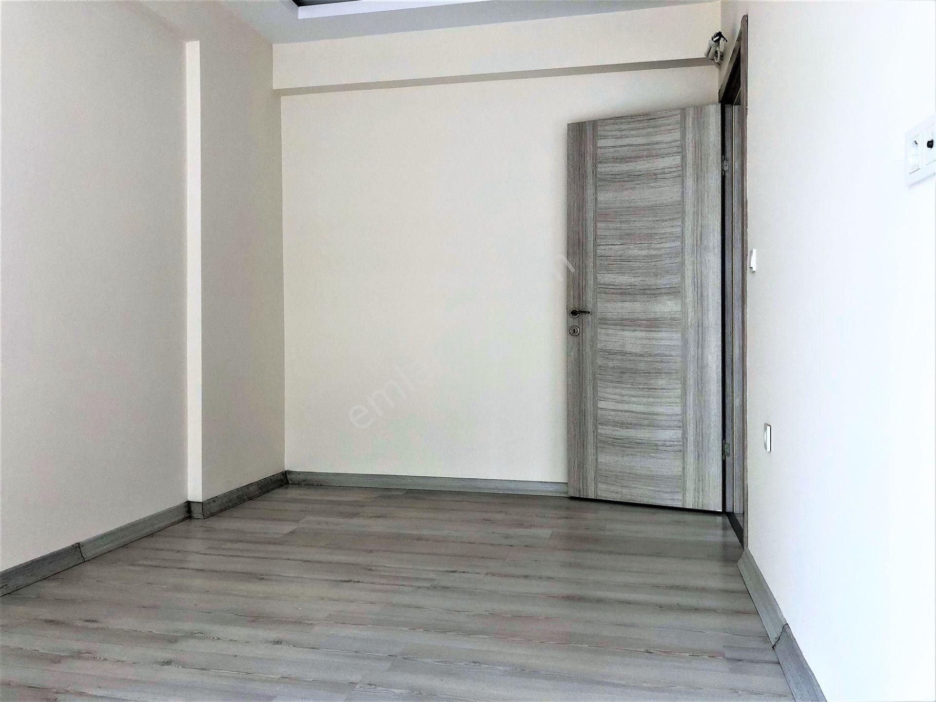 Bayraklı Plazalar Bölgesinde Adliye Yakını Kiralık Lüks Ofis - Görsel 22